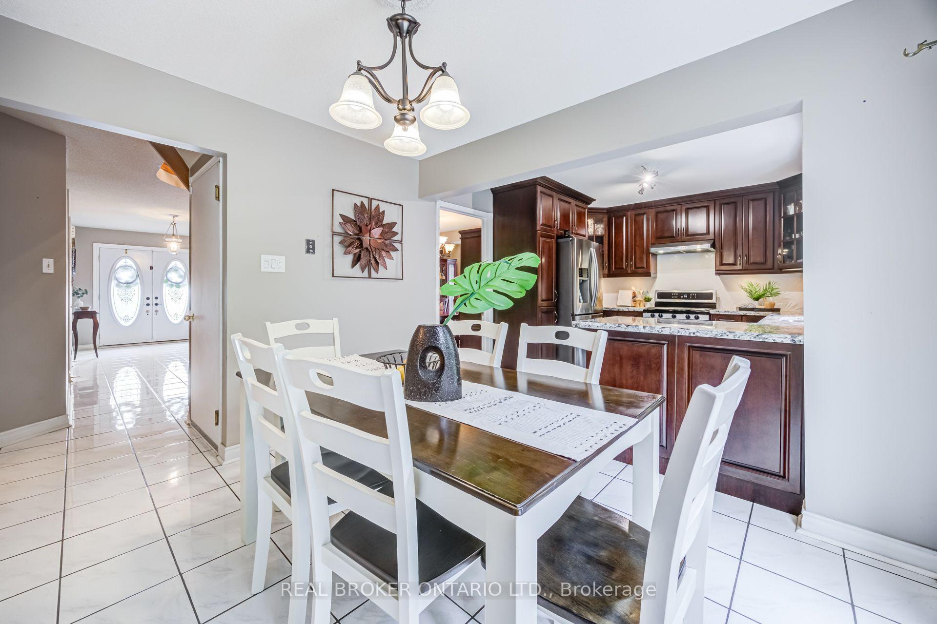 Photo 12 of 60 Ravenswood Drive, Brampton, Fletcher's Creek South — HOMEH