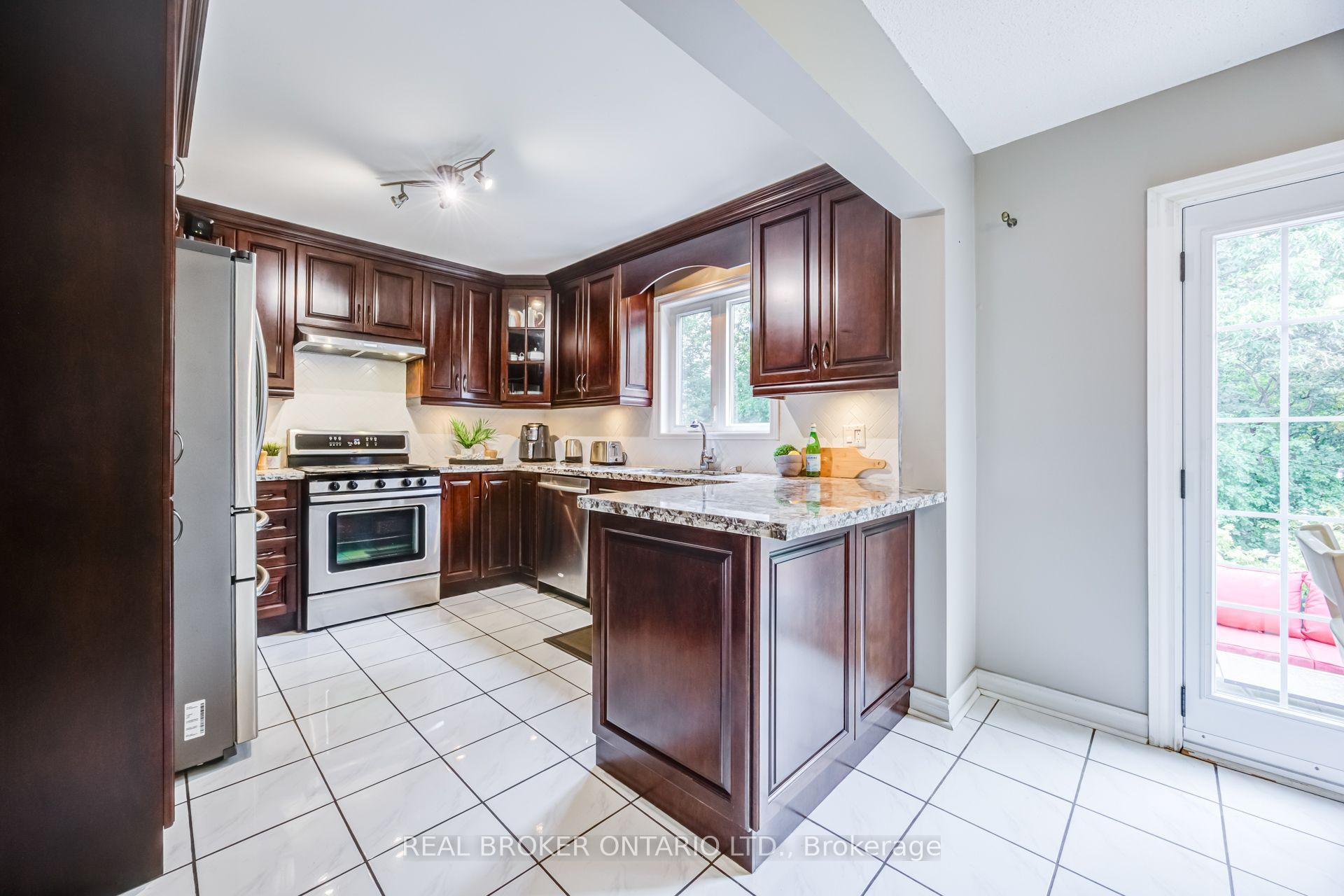 Photo 13 of 60 Ravenswood Drive, Brampton, Fletcher's Creek South — HOMEH