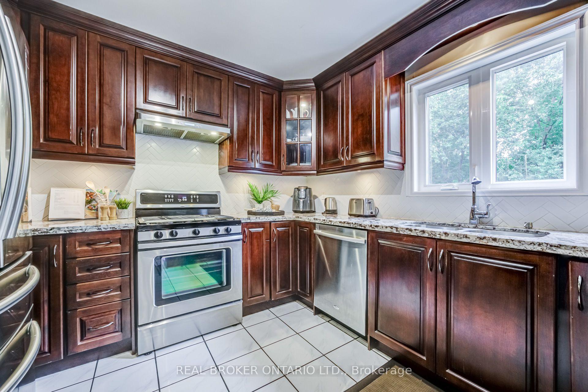 Photo 14 of 60 Ravenswood Drive, Brampton, Fletcher's Creek South — HOMEH