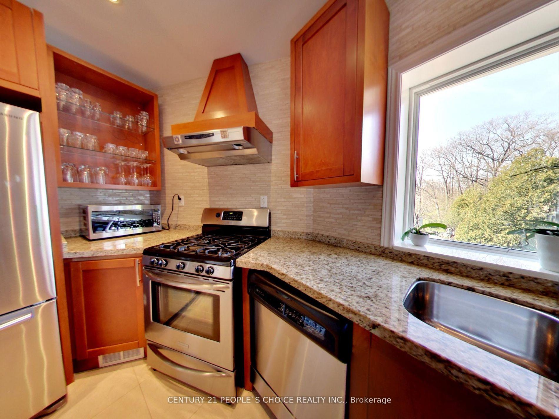 Photo 3 of 63 Stephen Drive, Etobicoke, Stonegate-Queensway — HOMEH