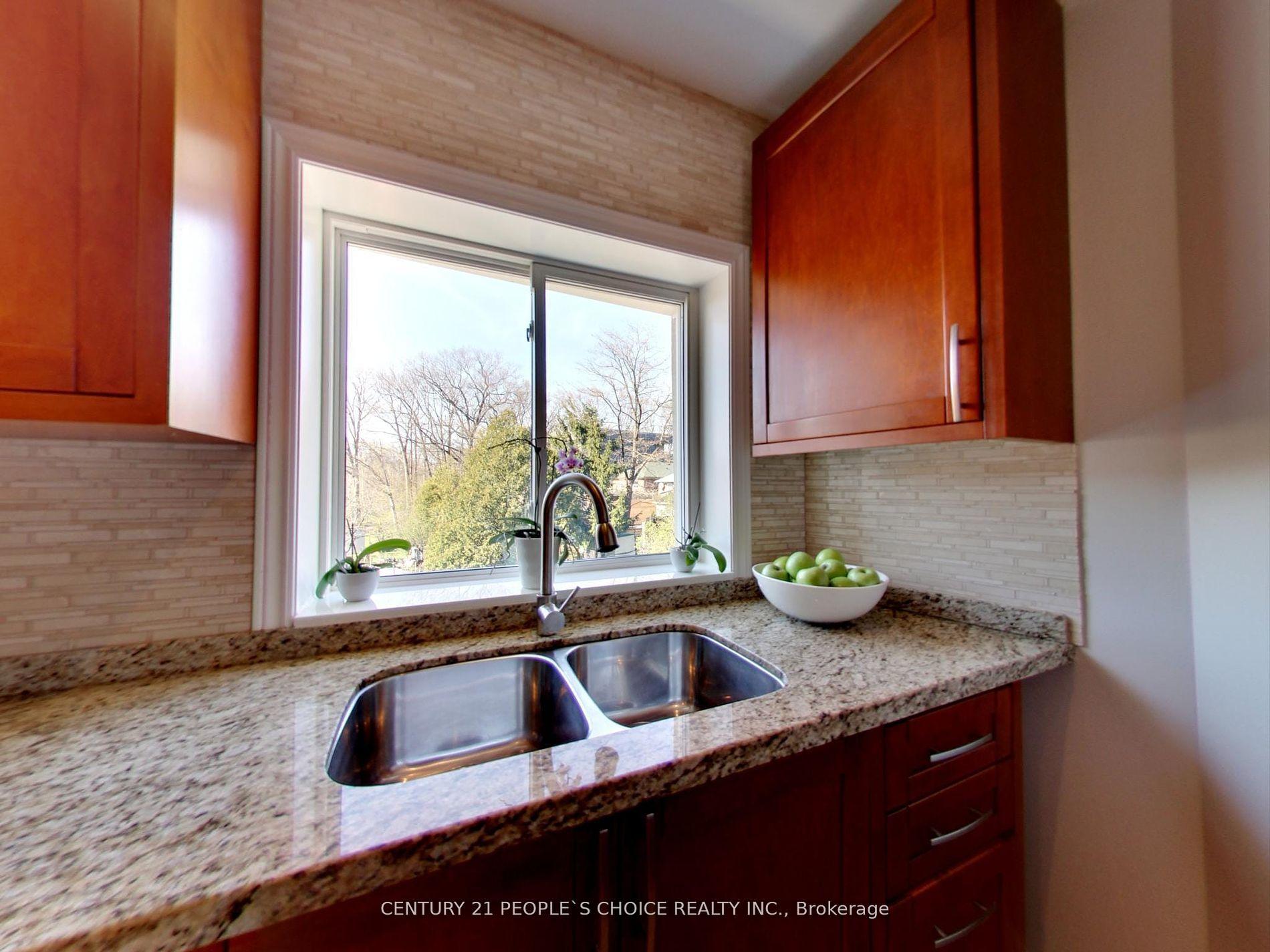 Photo 4 of 63 Stephen Drive, Etobicoke, Stonegate-Queensway — HOMEH