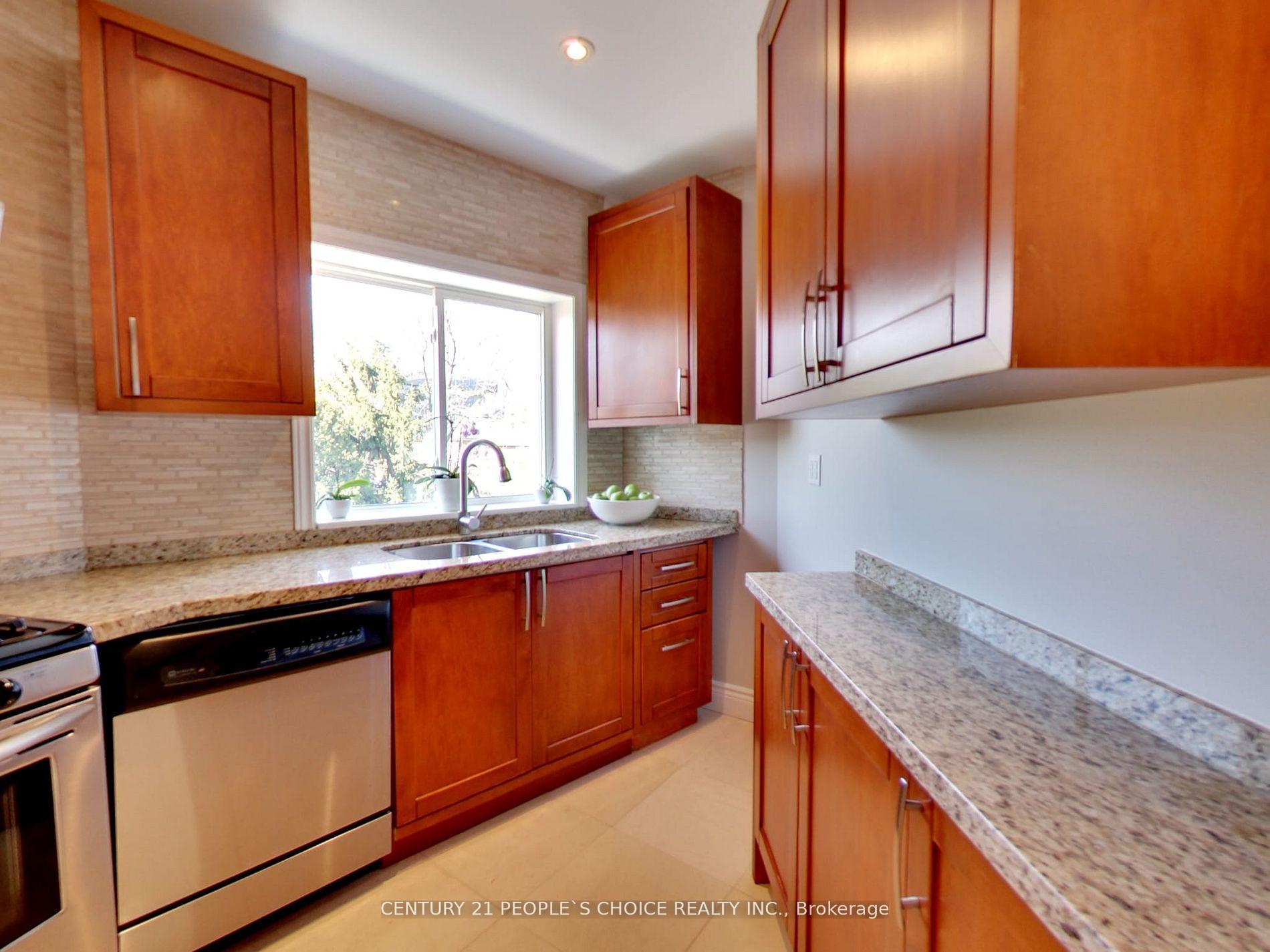 Photo 5 of 63 Stephen Drive, Etobicoke, Stonegate-Queensway — HOMEH
