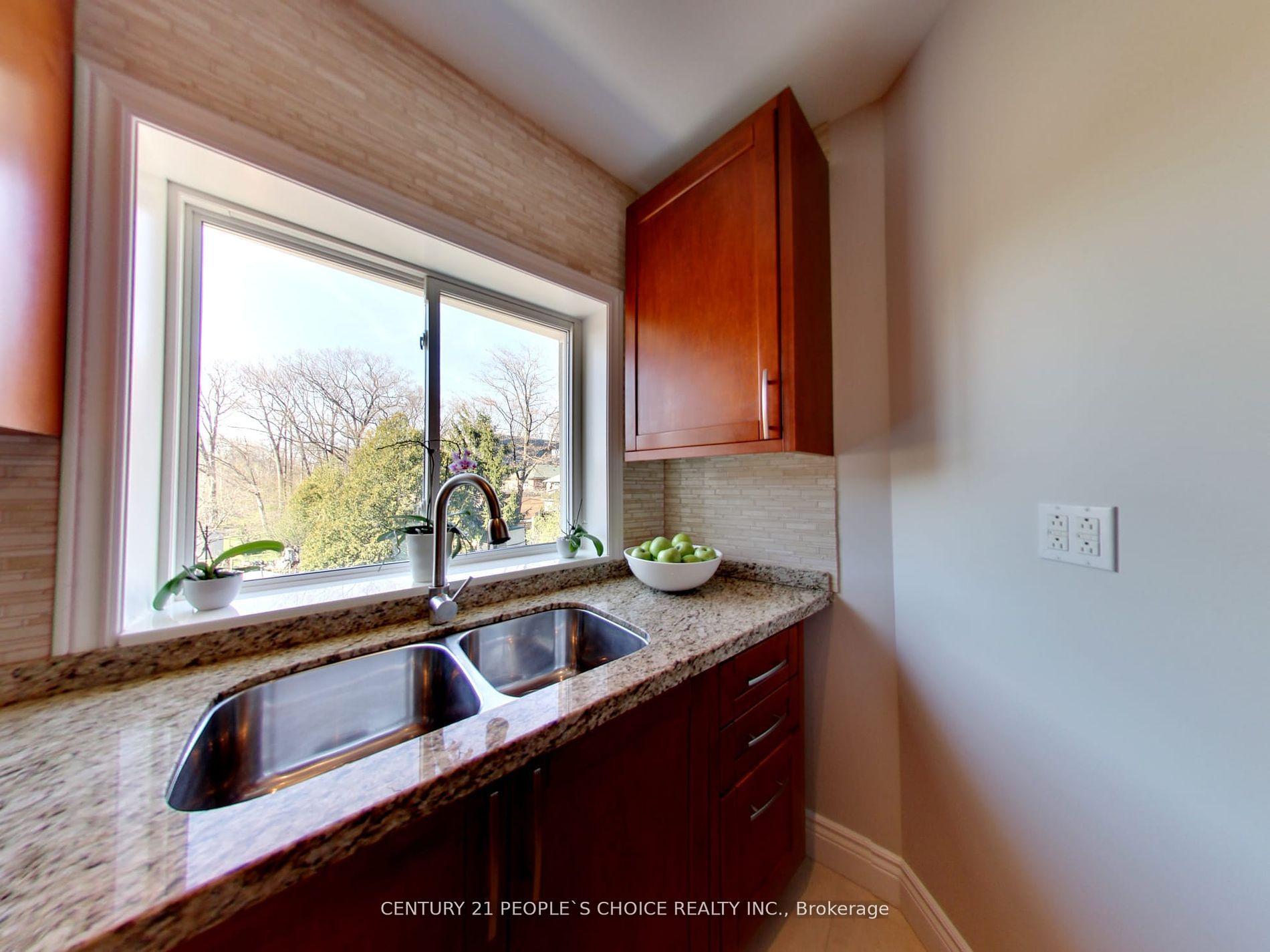 Photo 6 of 63 Stephen Drive, Etobicoke, Stonegate-Queensway — HOMEH