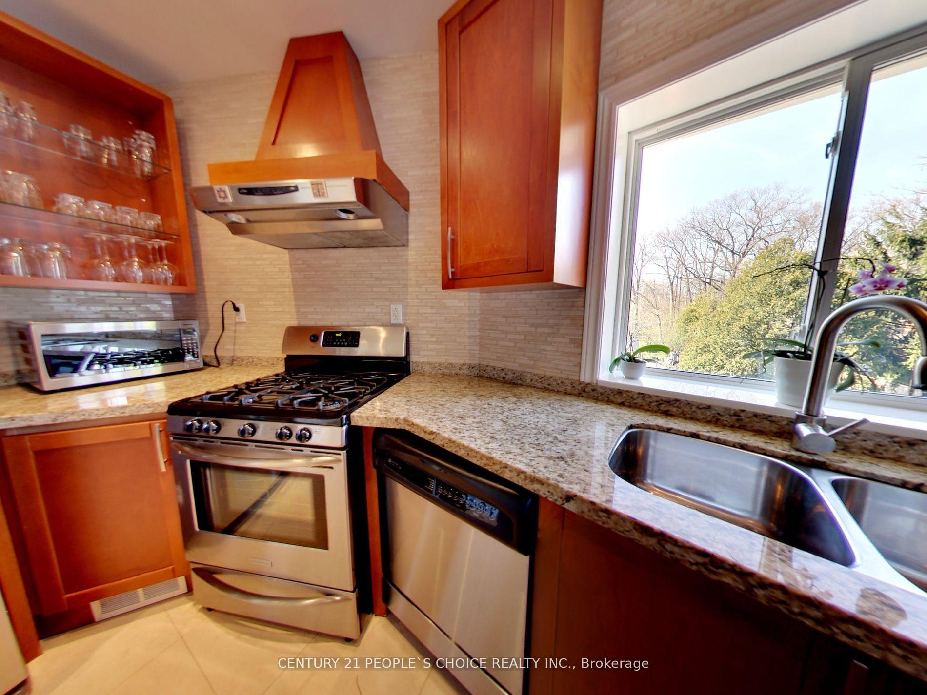 Photo 7 of 63 Stephen Drive, Etobicoke, Stonegate-Queensway — HOMEH