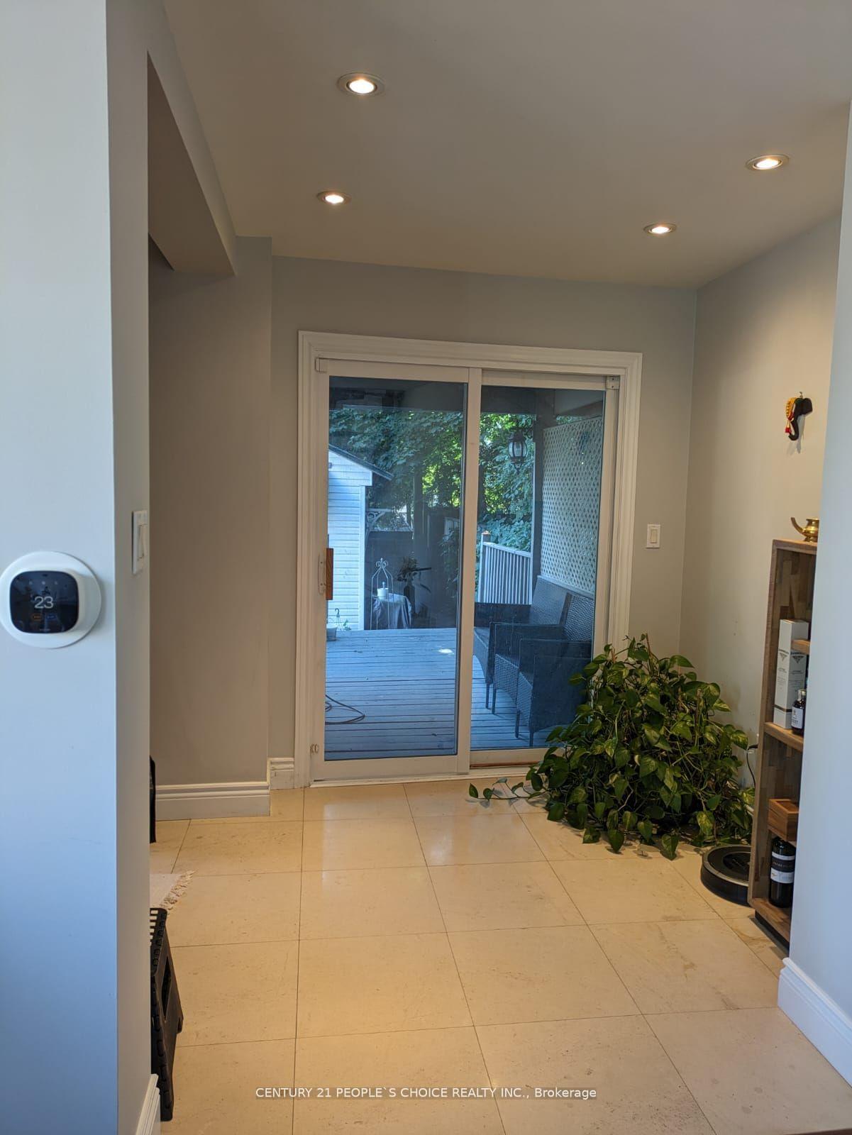 Photo 14 of 63 Stephen Drive, Etobicoke, Stonegate-Queensway — HOMEH