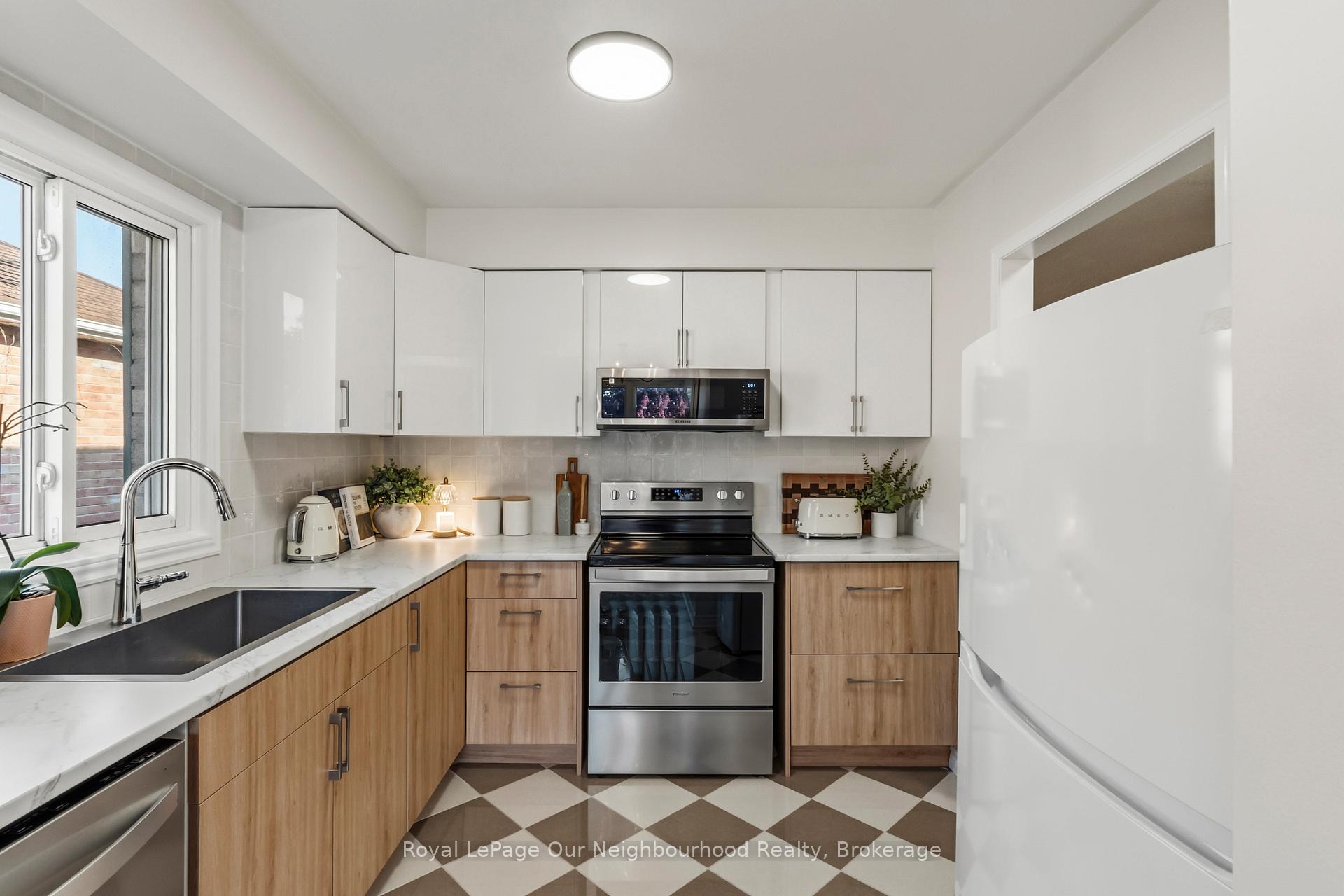 Photo 2 of 42 Glanville Crescent, Clarington, Bowmanville — HOMEH