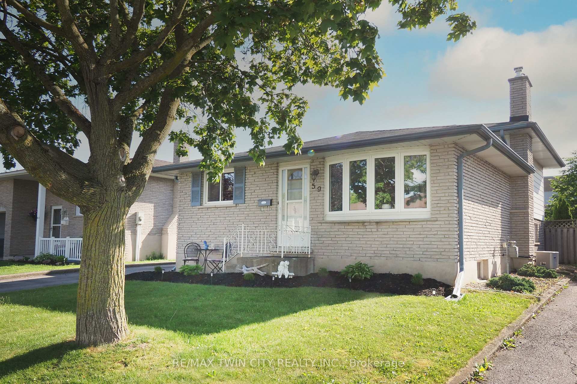 Photo 2 of 59 Bakersfield Drive, Cambridge, Christopher-Champlain — HOMEH