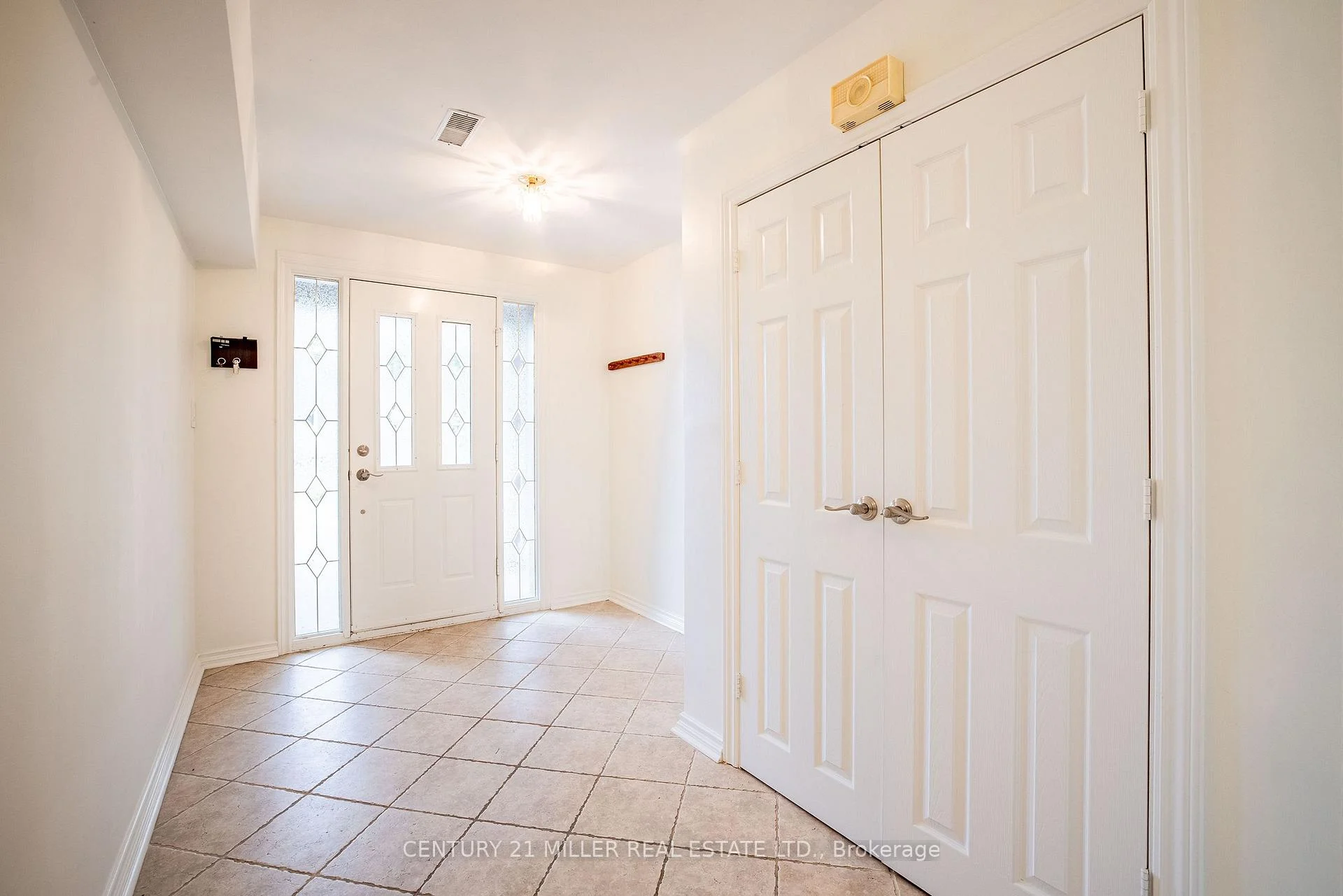 Photo 6 of 2039 Wakely Street, Oakville, West — HOMEH