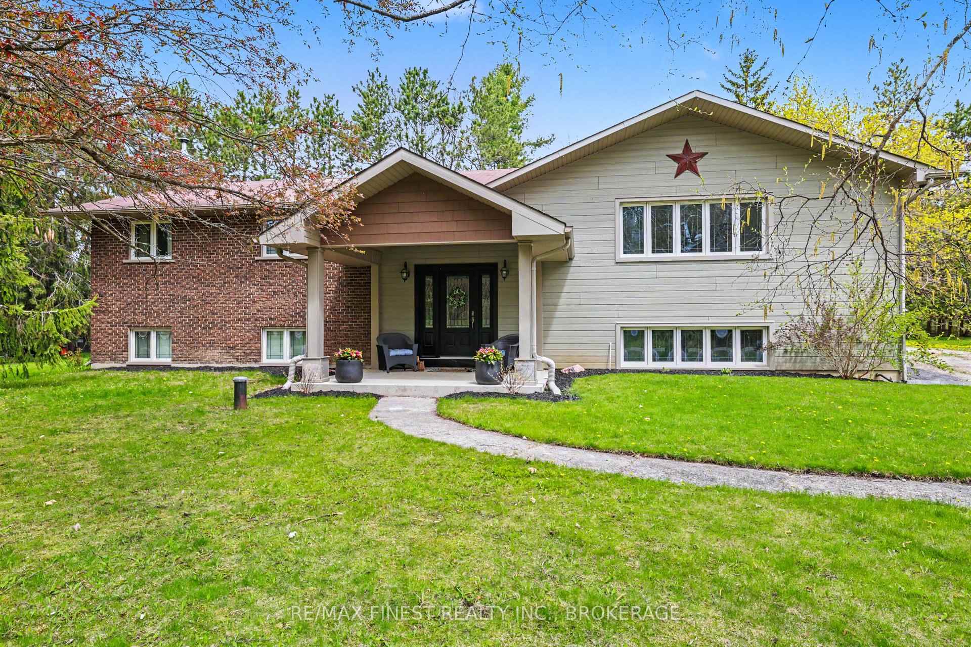 Photo of 2518 Rideau Ferry Road