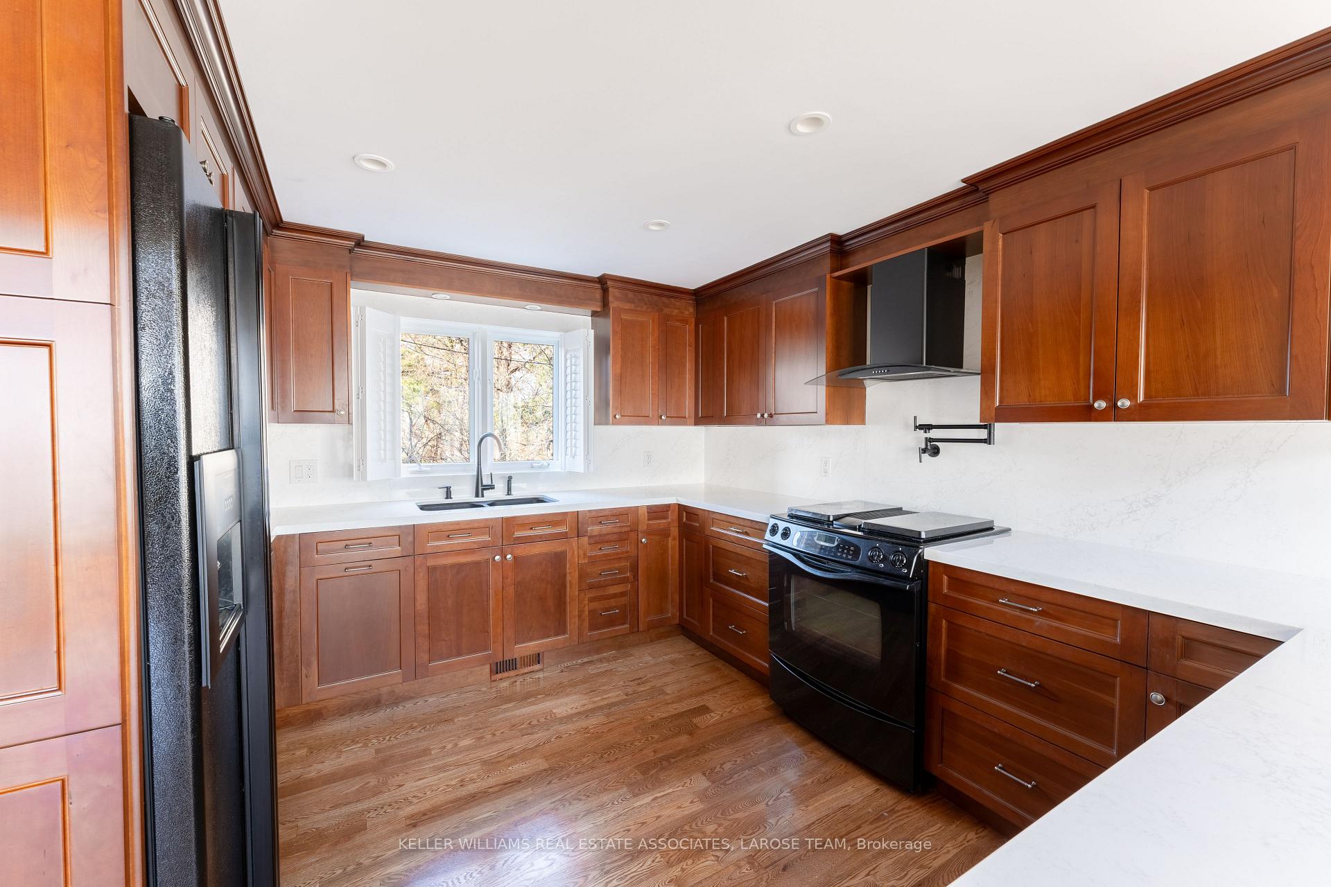 Photo 11 of Unit 4, 75 Maple Avenue S, Mississauga, Port Credit — HOMEH