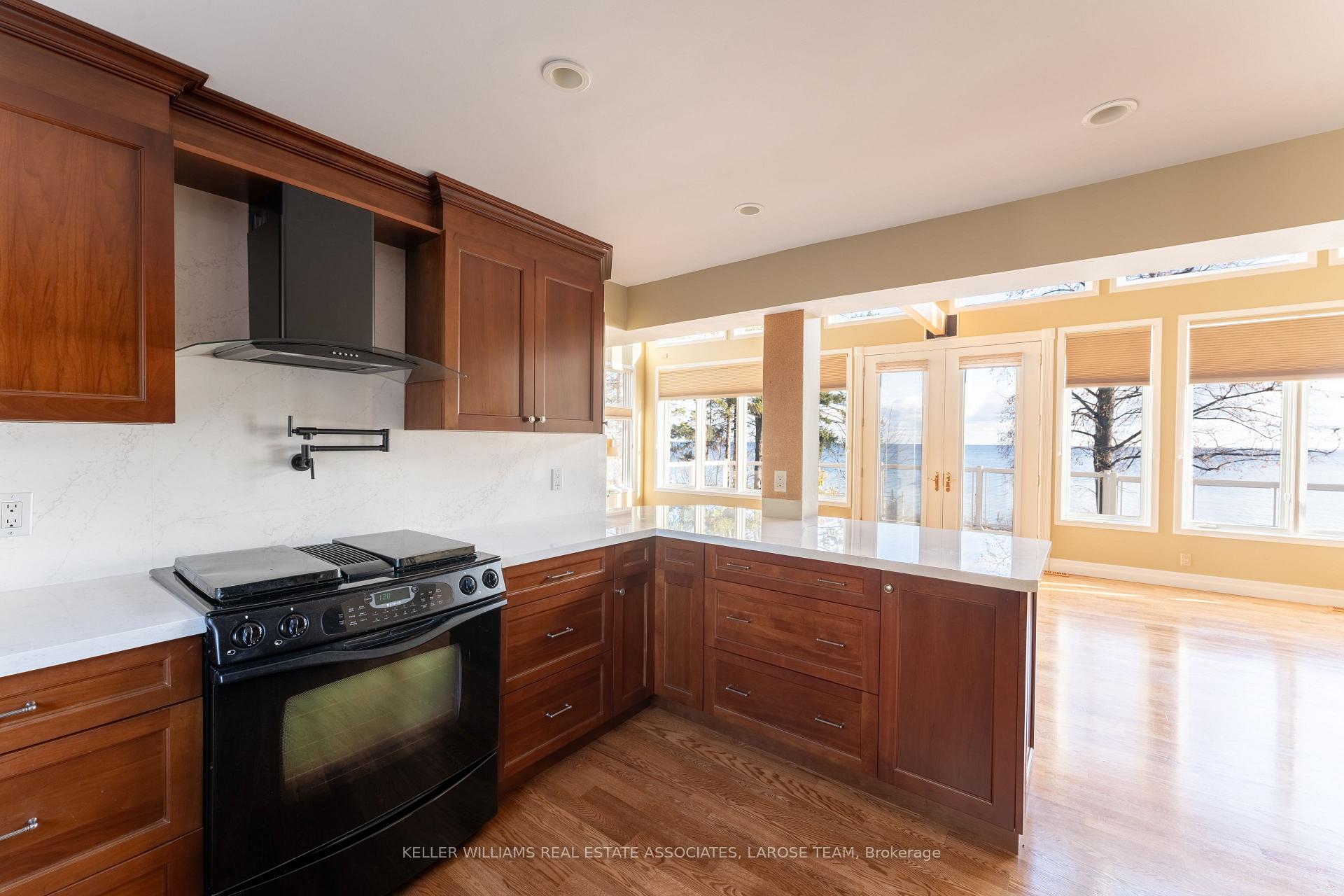 Photo 12 of Unit 4, 75 Maple Avenue S, Mississauga, Port Credit — HOMEH