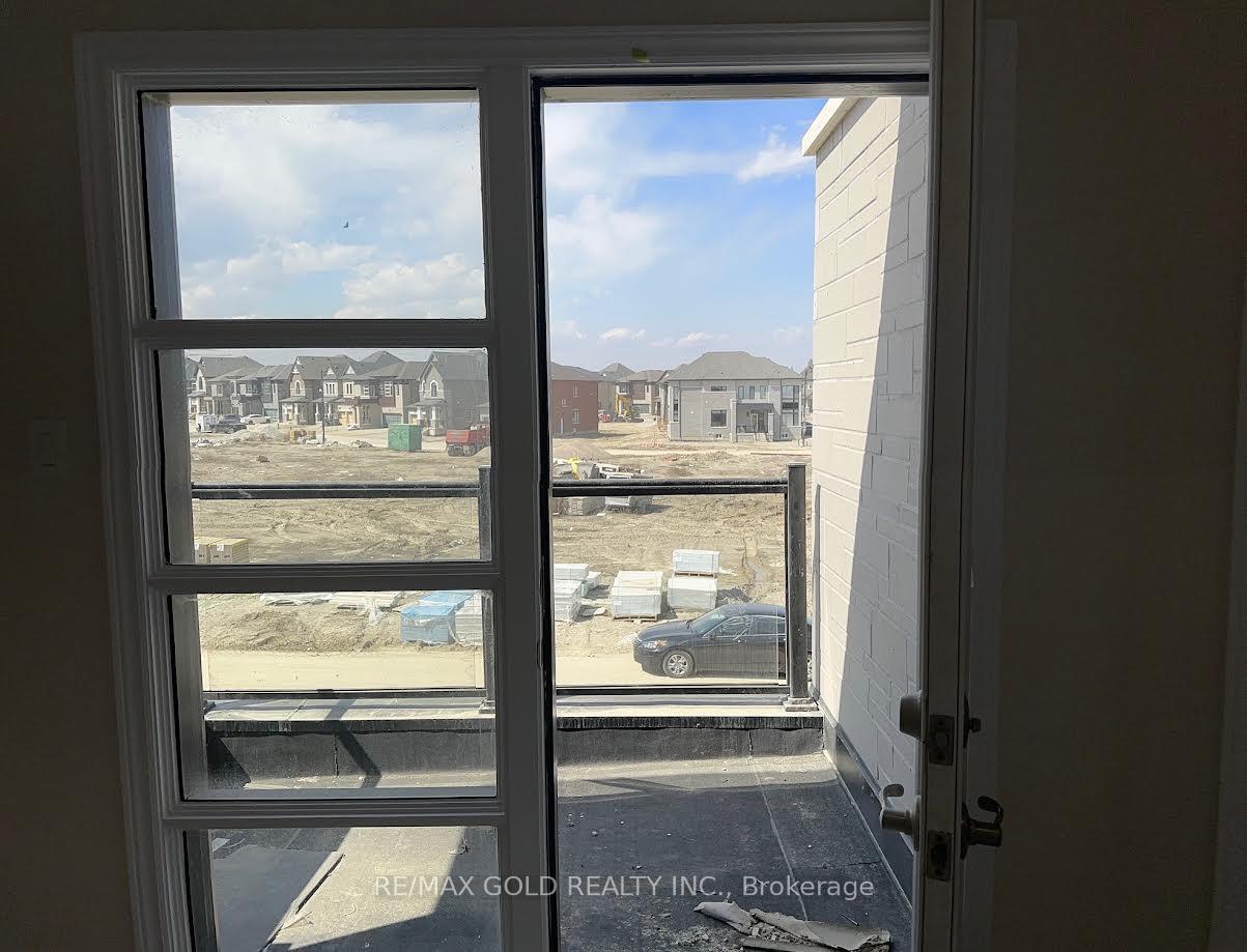 Photo 7 of 4 Michener Drive, Brampton, Sandringham-Wellington North — HOMEH