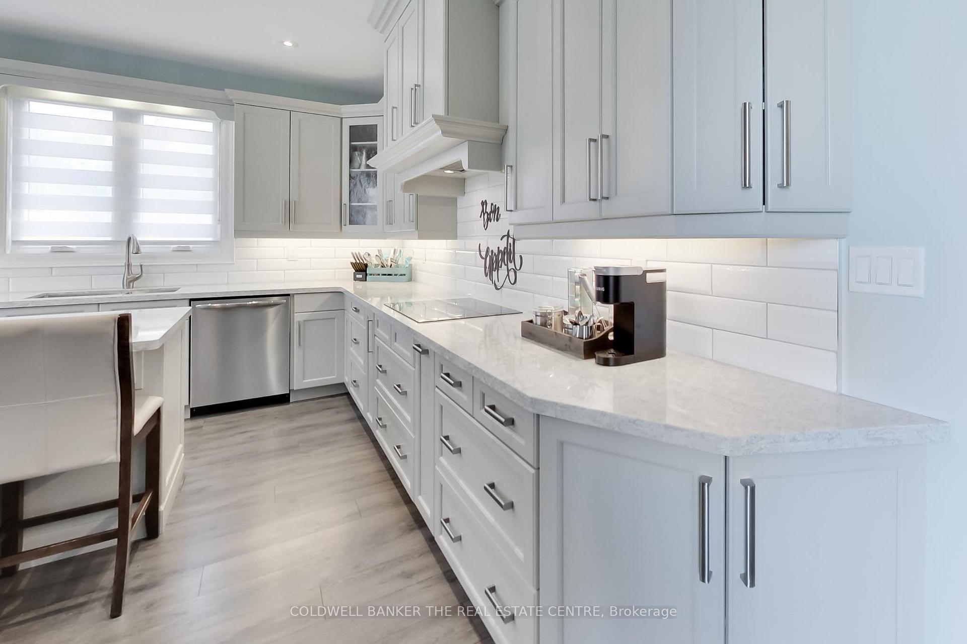 Photo 3 of 224 Lakeshore Road E, Oro-Medonte, Rural Oro-Medonte — HOMEH