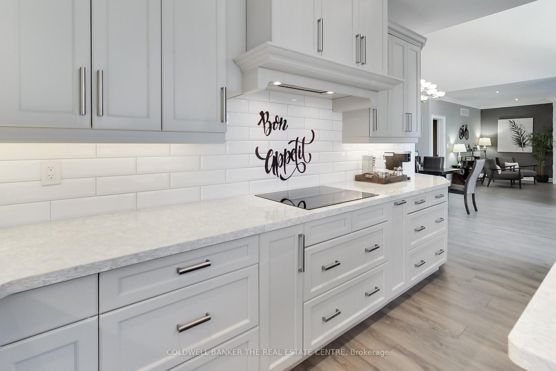 Photo 5 of 224 Lakeshore Road E, Oro-Medonte, Rural Oro-Medonte — HOMEH