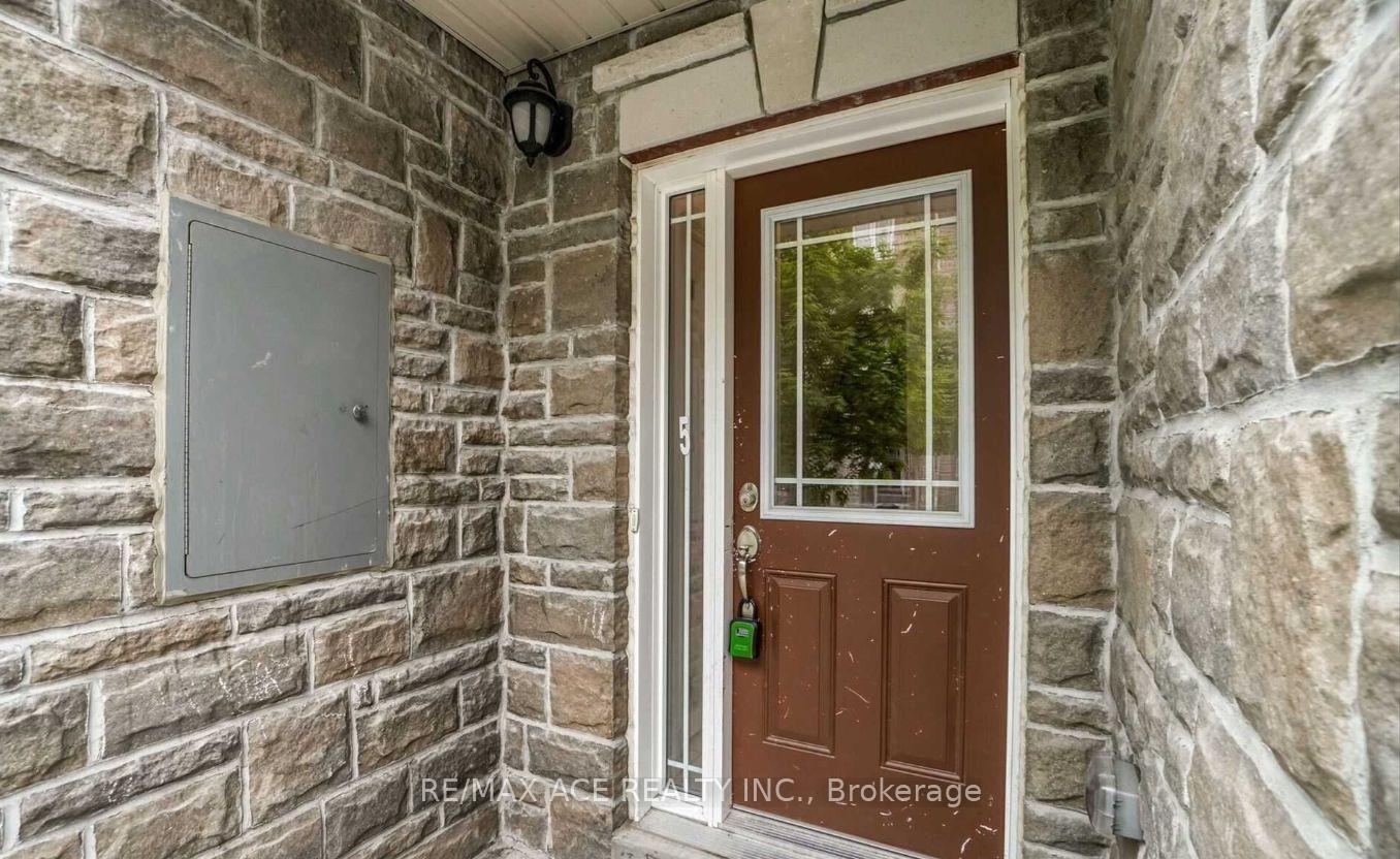 Photo 2 of 11 Waterstone Way, Whitby, Williamsburg — HOMEH