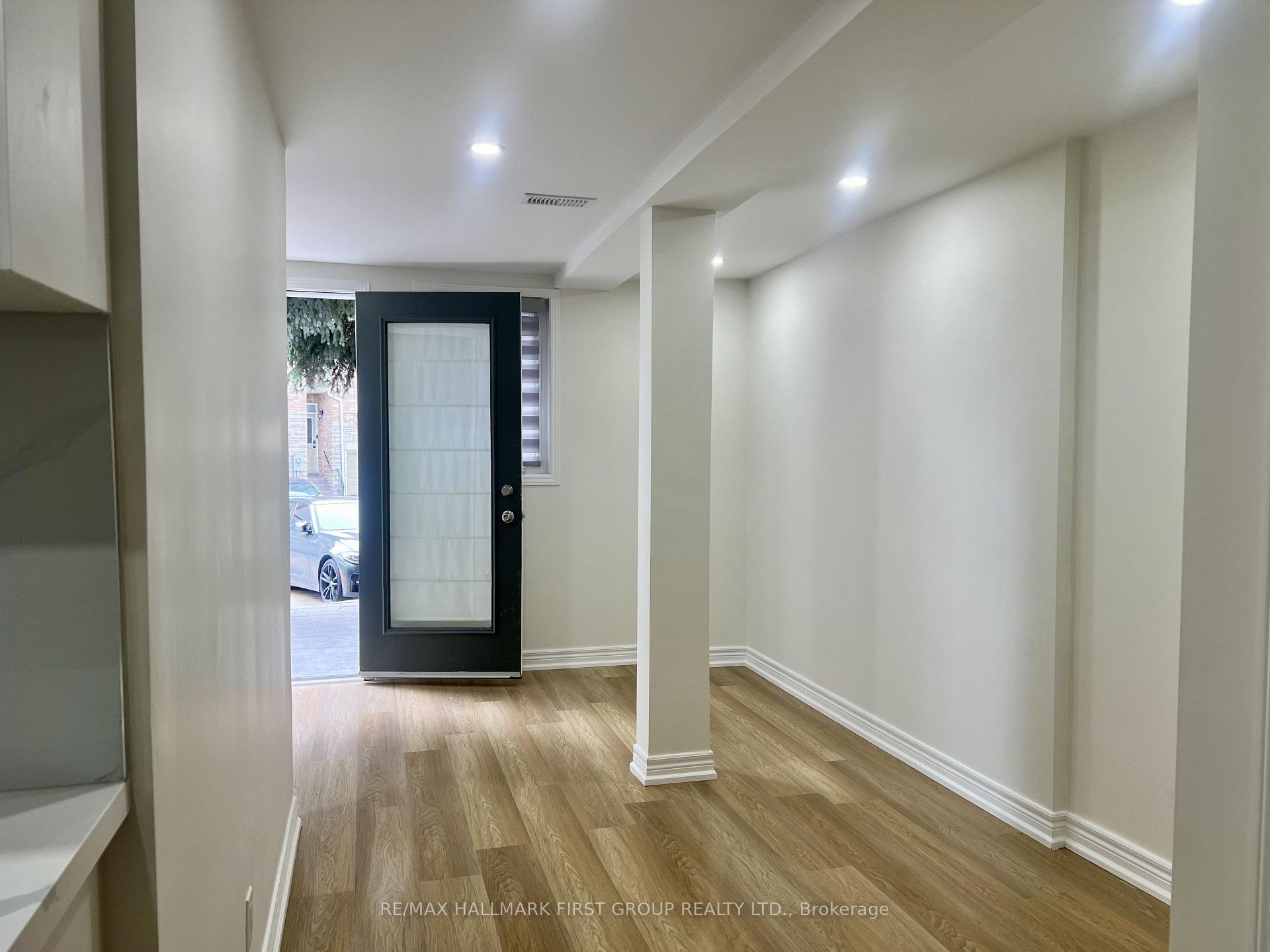 Photo 3 of 31 Shining Star Crescent, North York, Mount Dennis — HOMEH