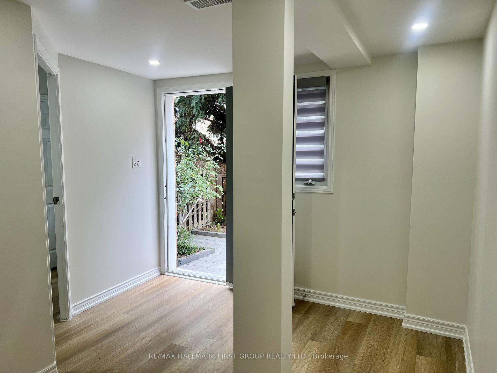 Photo 4 of 31 Shining Star Crescent, North York, Mount Dennis — HOMEH