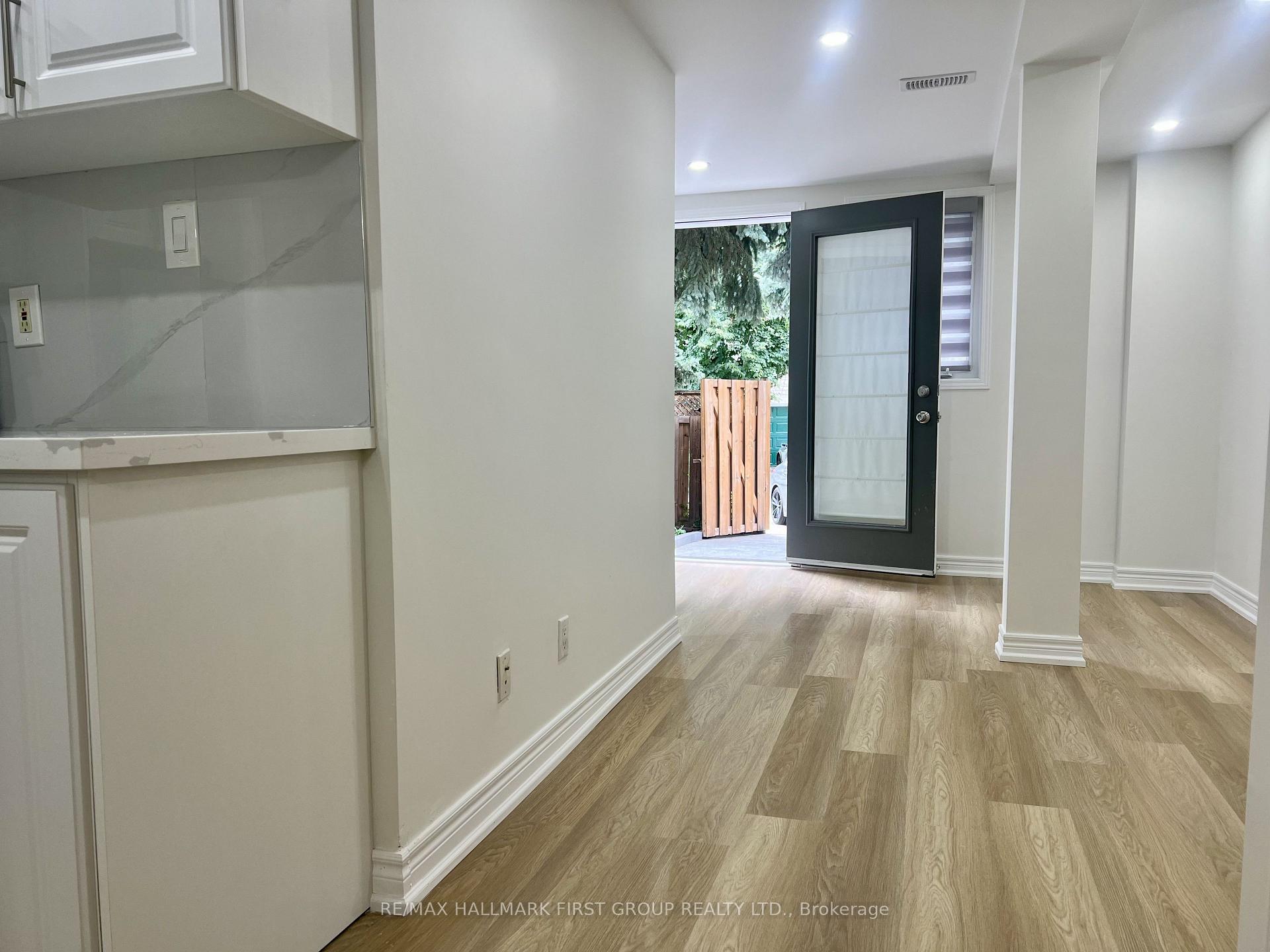 Photo 5 of 31 Shining Star Crescent, North York, Mount Dennis — HOMEH
