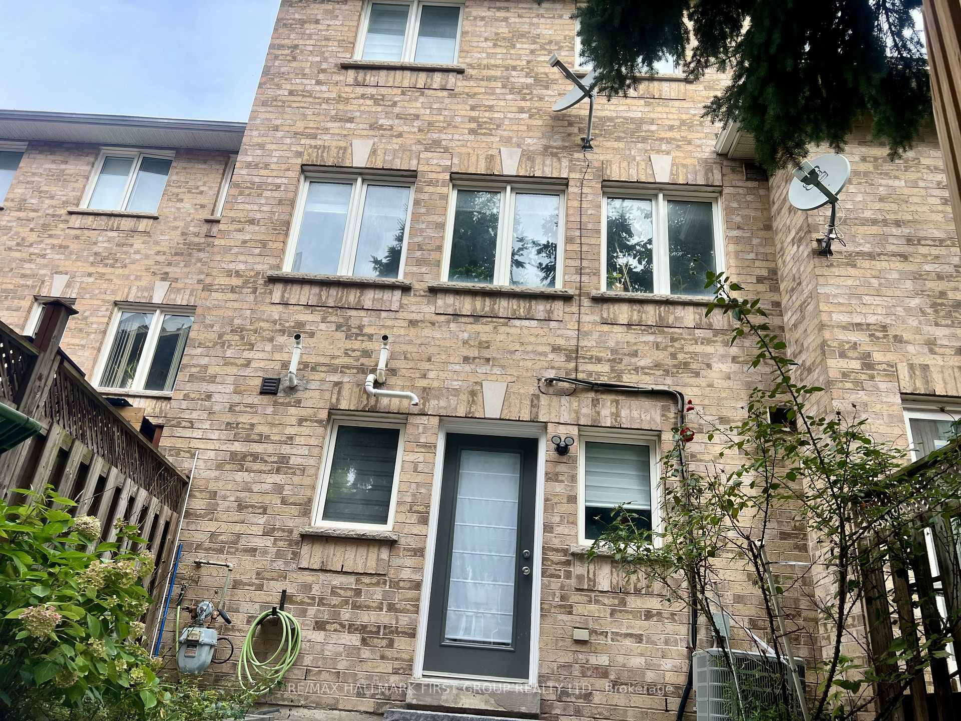 Photo 18 of 31 Shining Star Crescent, North York, Mount Dennis — HOMEH