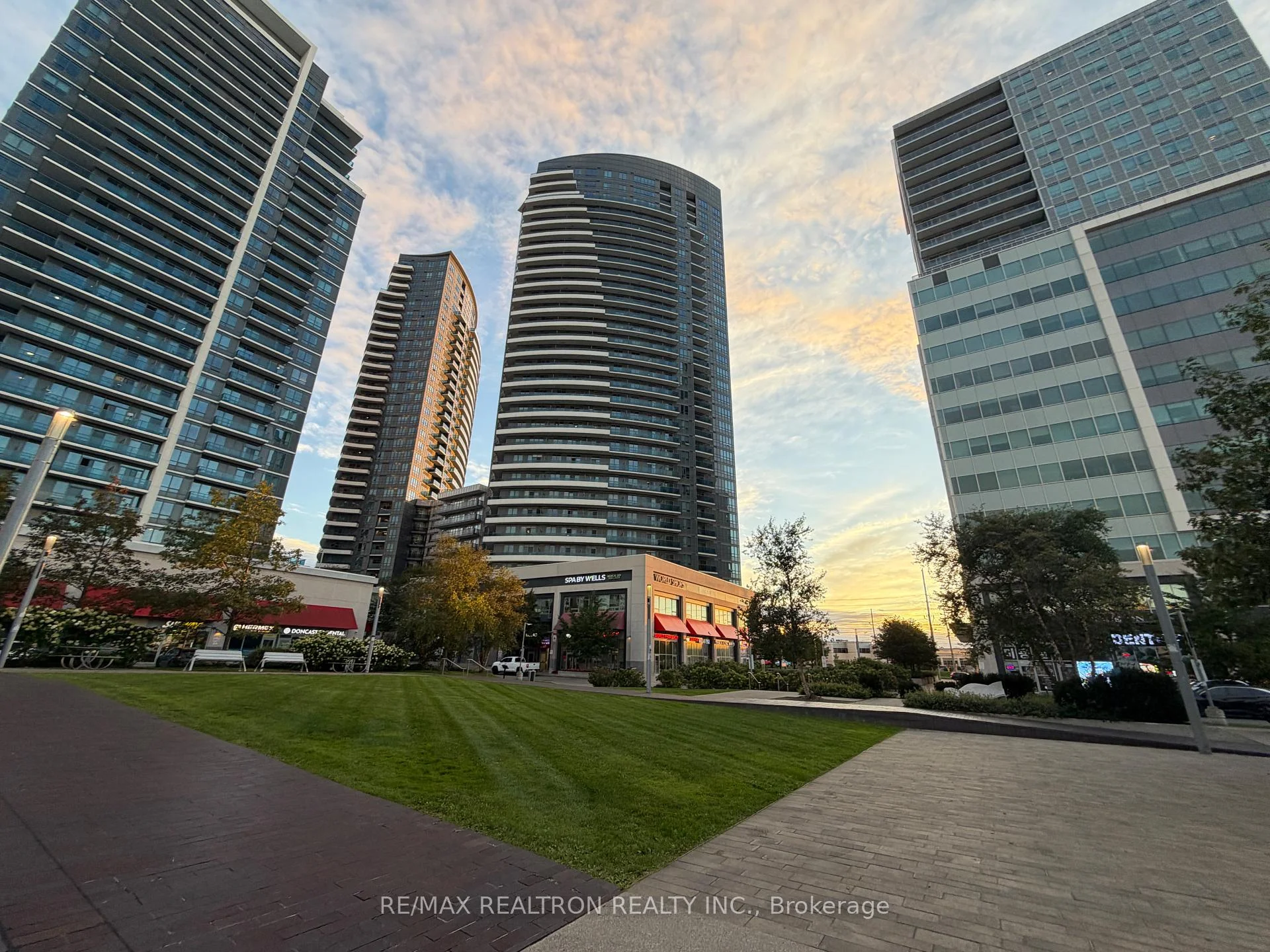 Photo 5 of Unit 1703, 7171 Yonge Street, Markham, Grandview — HOMEH