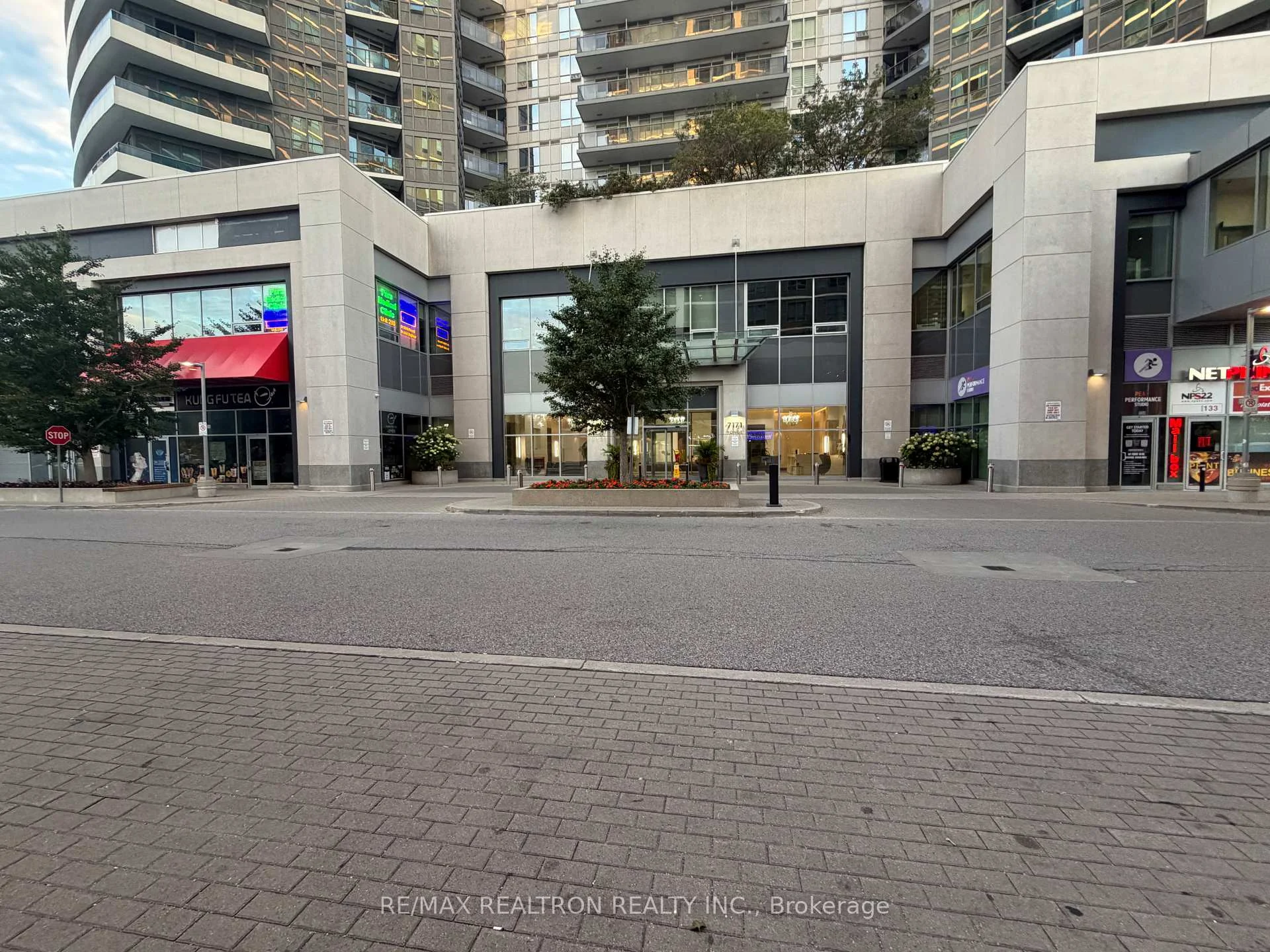 Photo 8 of Unit 1703, 7171 Yonge Street, Markham, Grandview — HOMEH