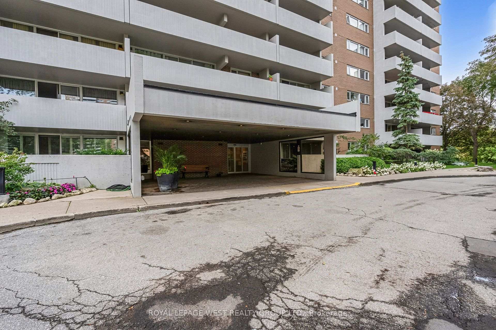 Photo 4 of Unit 413, 240 Scarlett Road W, Toronto, Rockcliffe-Smythe — HOMEH