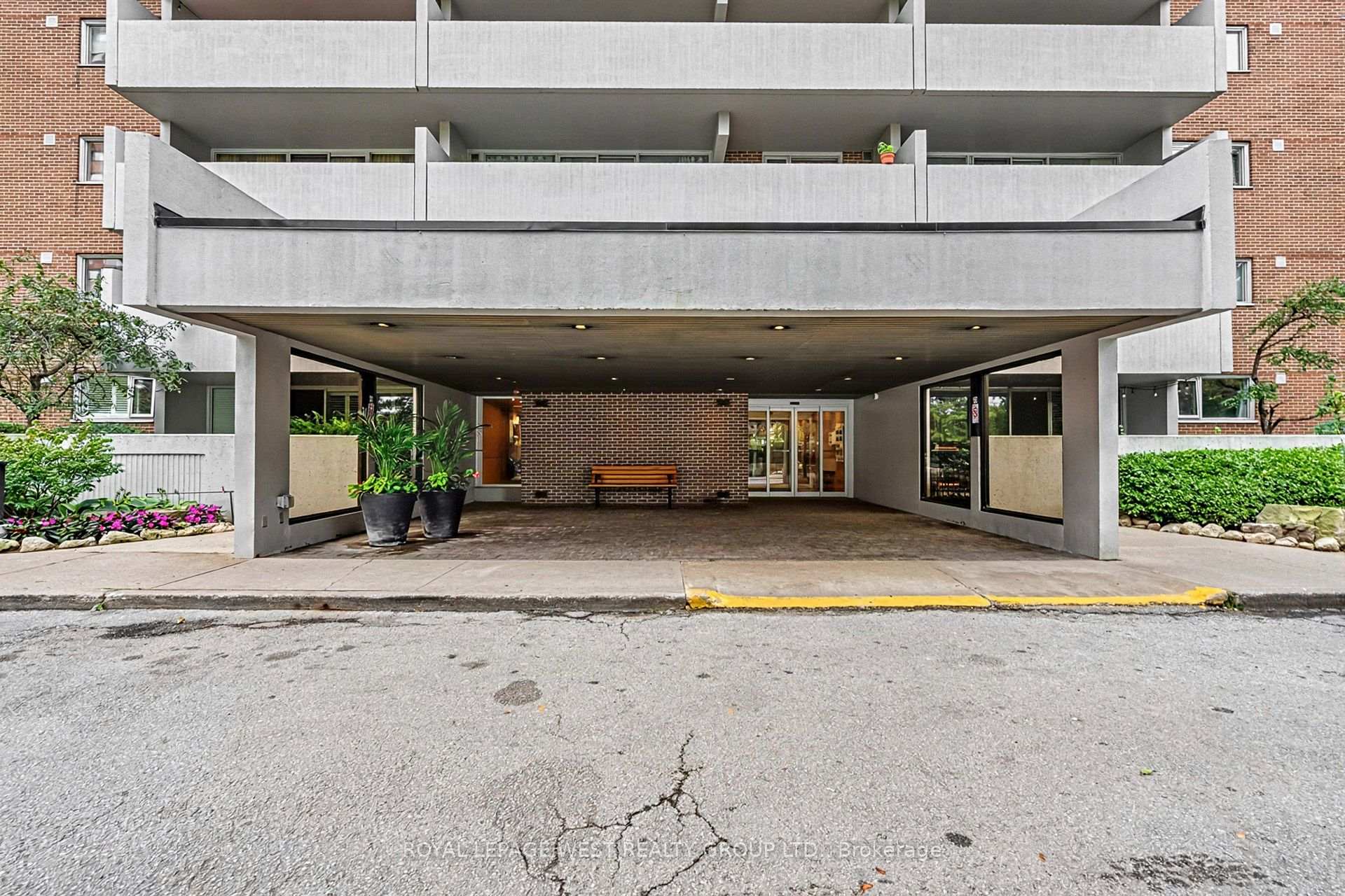 Photo 5 of Unit 413, 240 Scarlett Road W, Toronto, Rockcliffe-Smythe — HOMEH