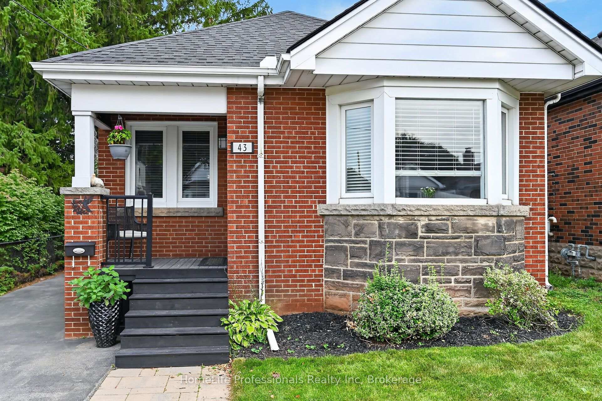 Photo 2 of 43 Cameron Avenue S, Hamilton, Bartonville — HOMEH