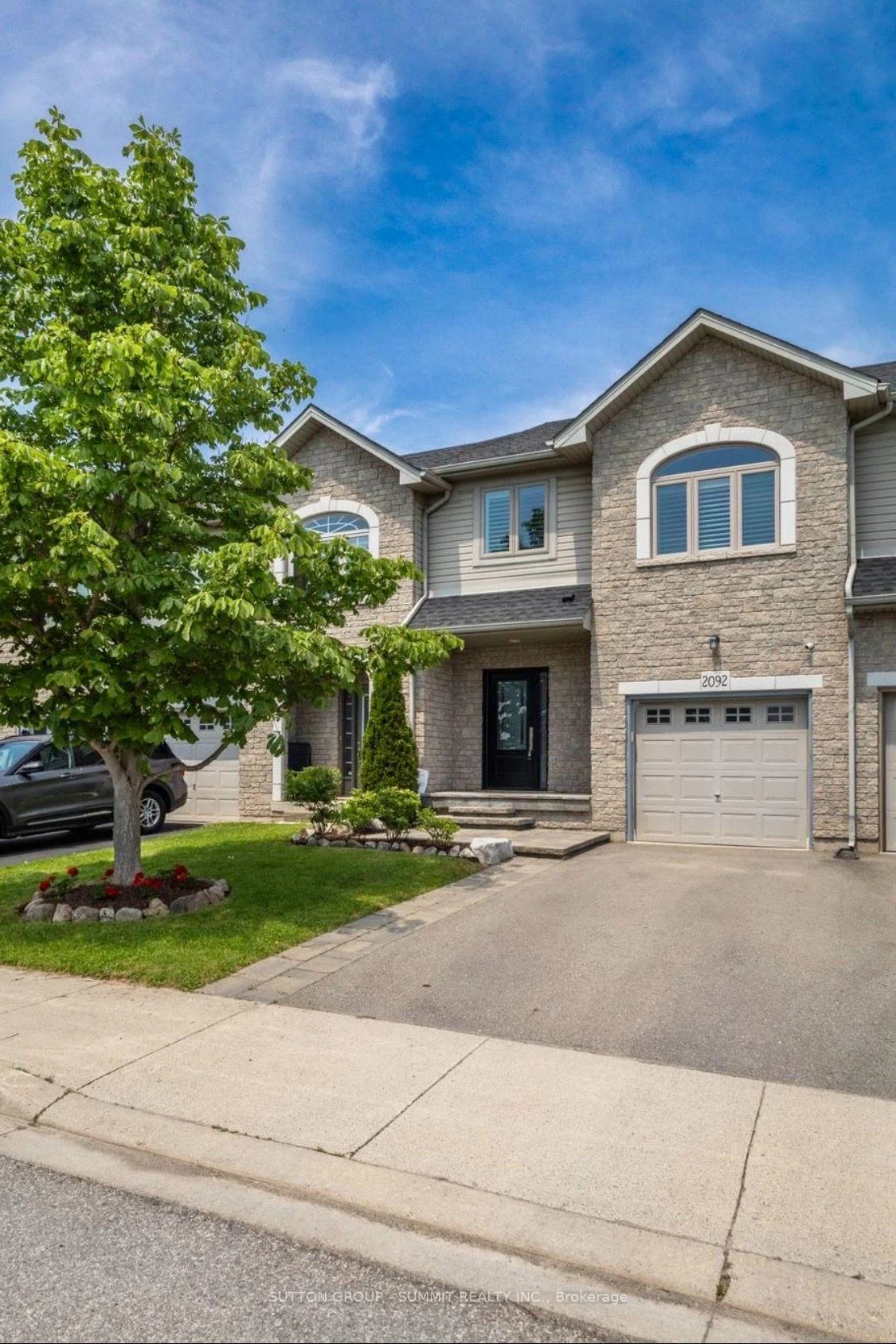 Photo 4 of 2092 English Crescent, Burlington, Orchard — HOMEH