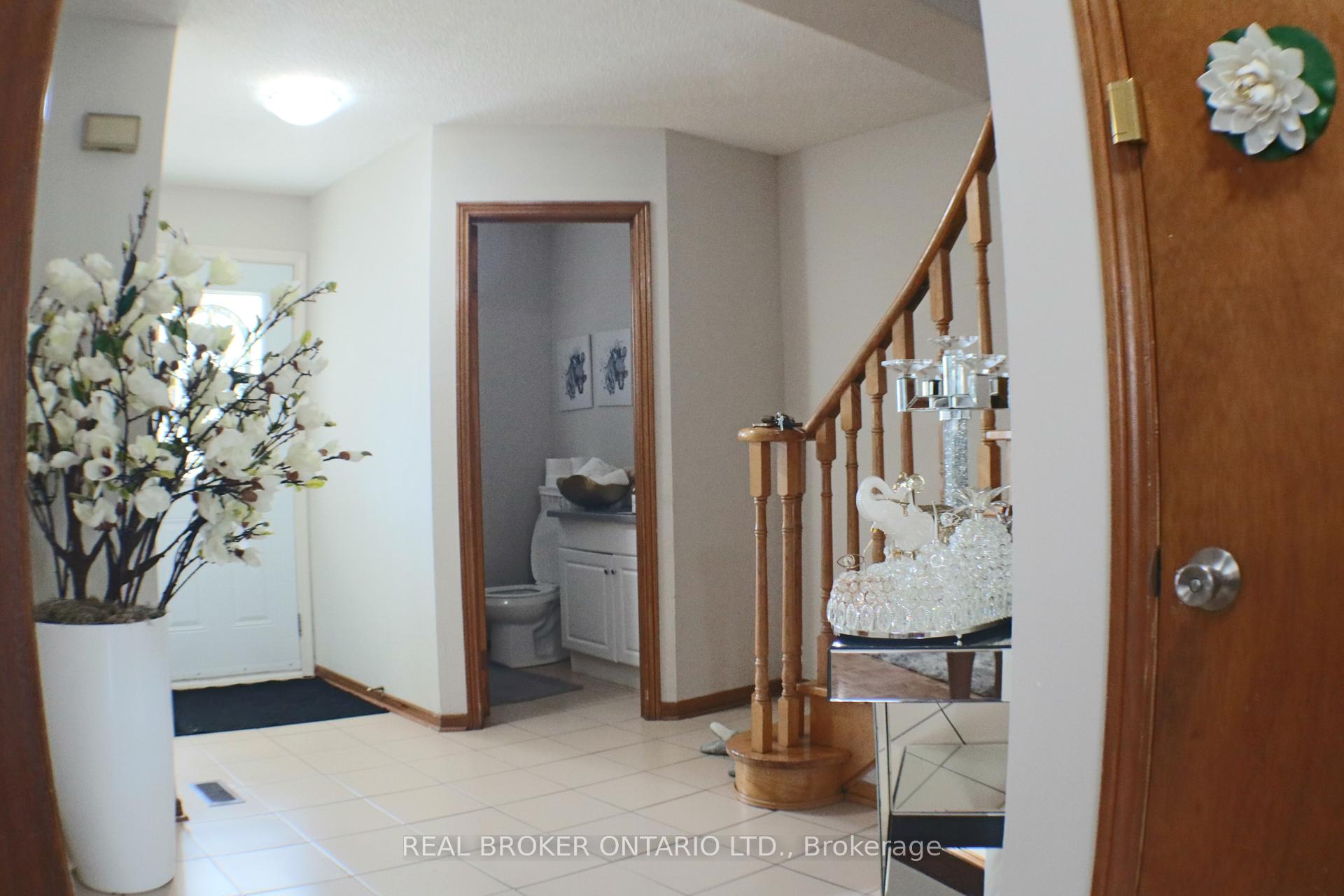 Photo 4 of 24 Fallen Oak Court, Brampton, Fletcher's Creek South — HOMEH