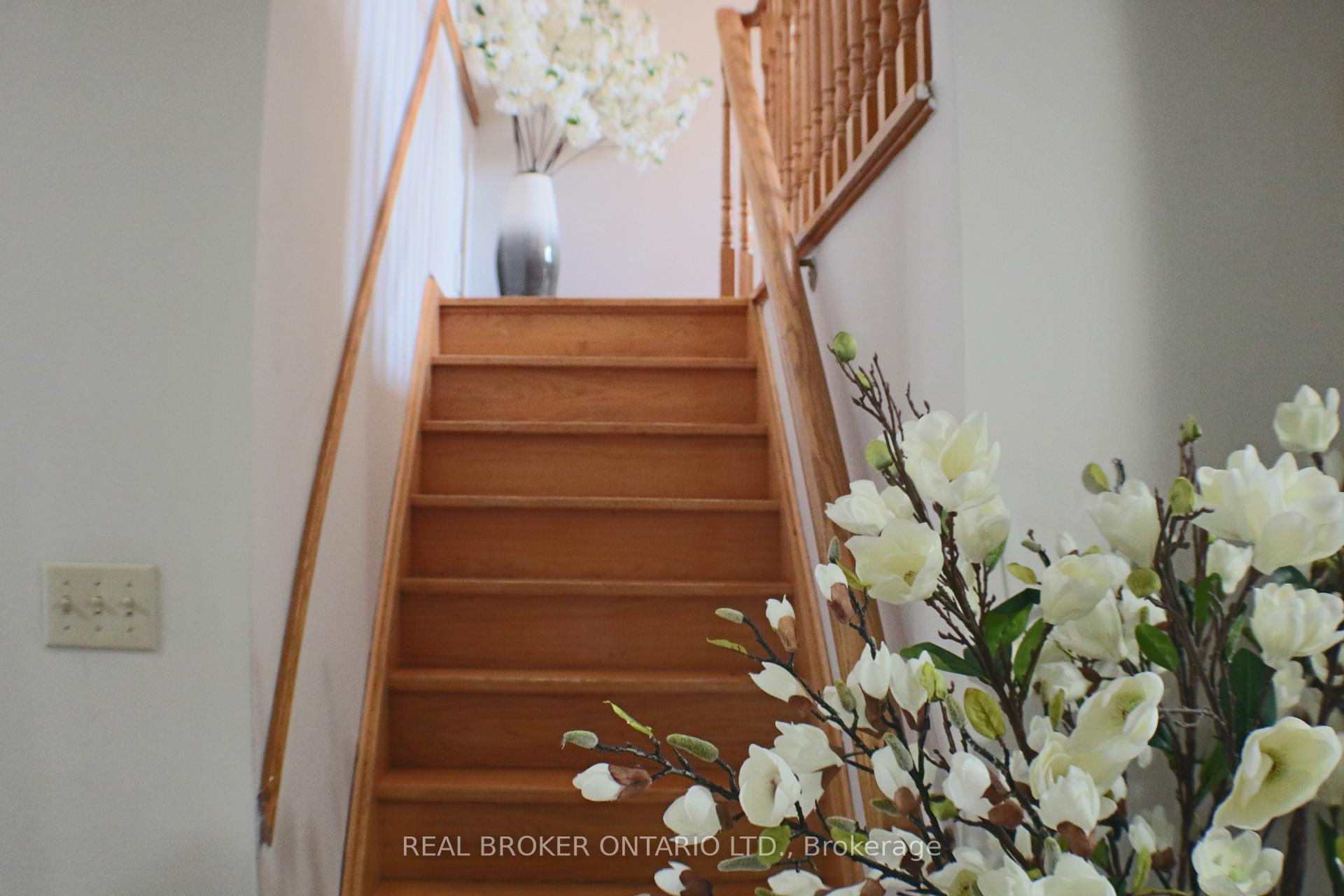 Photo 7 of 24 Fallen Oak Court, Brampton, Fletcher's Creek South — HOMEH