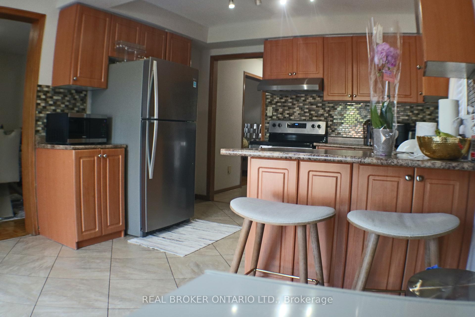 Photo 13 of 24 Fallen Oak Court, Brampton, Fletcher's Creek South — HOMEH