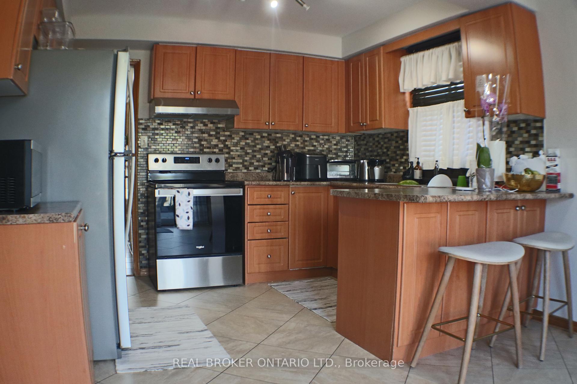 Photo 14 of 24 Fallen Oak Court, Brampton, Fletcher's Creek South — HOMEH