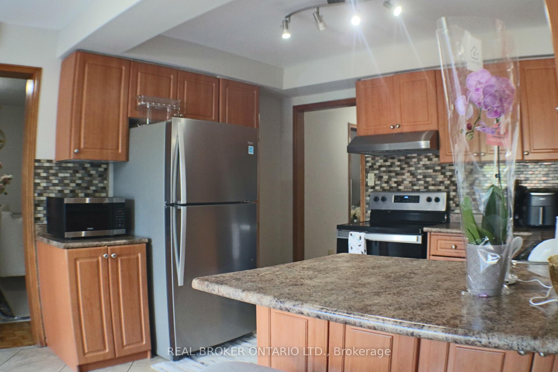 Photo 15 of 24 Fallen Oak Court, Brampton, Fletcher's Creek South — HOMEH