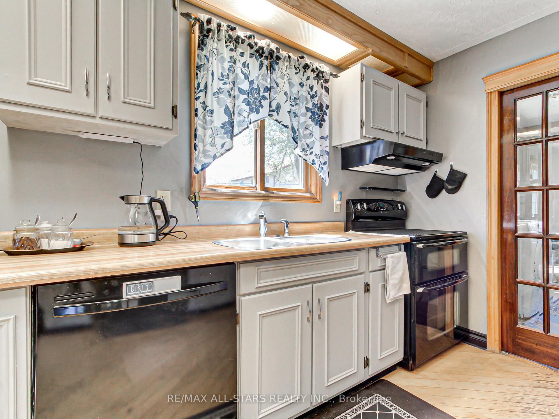 Photo 14 of 397 Winnifred Drive, Georgina, Keswick South — HOMEH