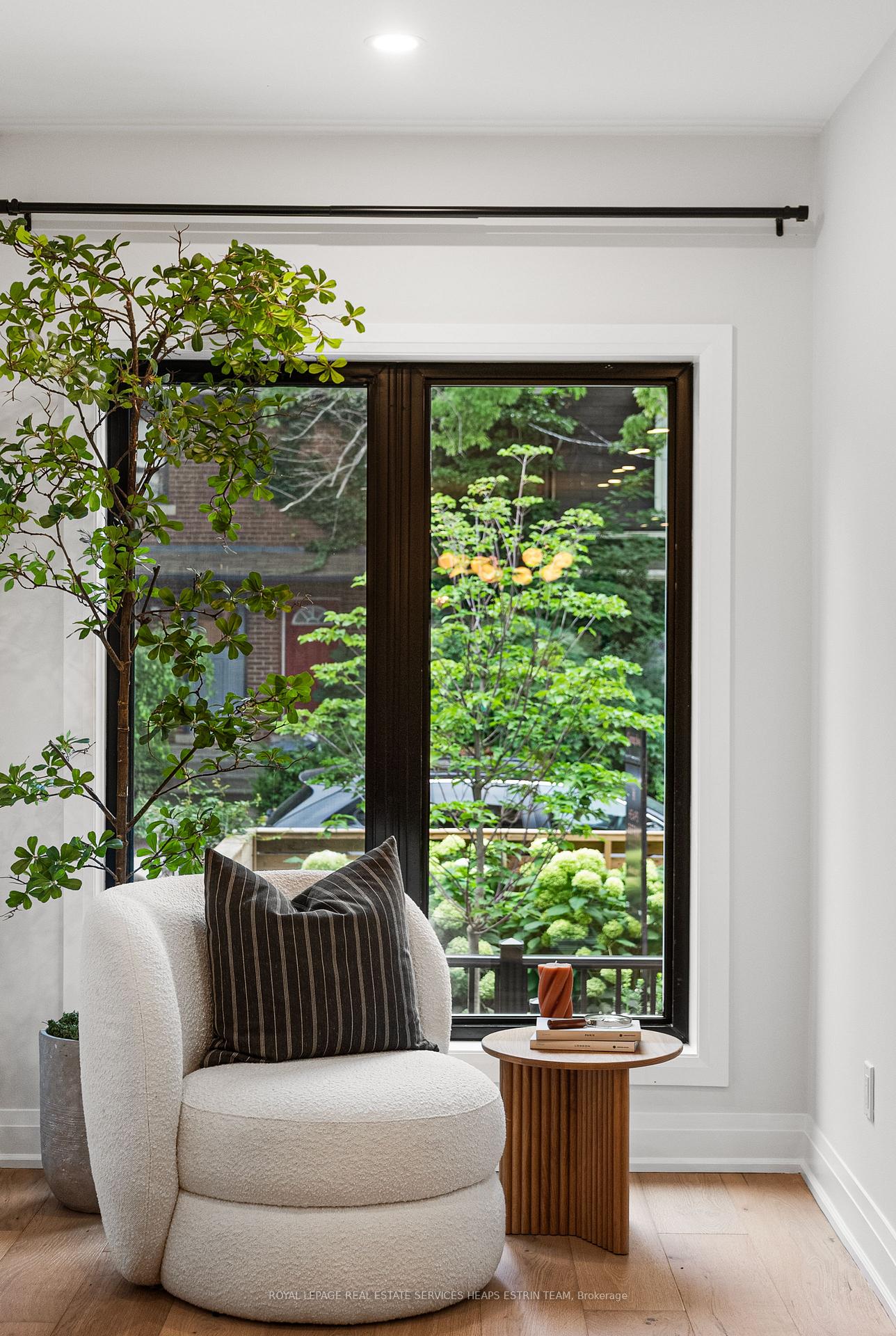 Photo 4 of 247A Lippincott Street, Toronto, University — HOMEH