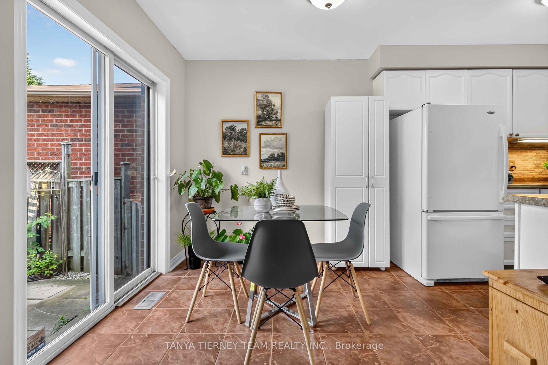 Photo 19 of 22 Sinden Drive, Whitby, Brooklin — HOMEH