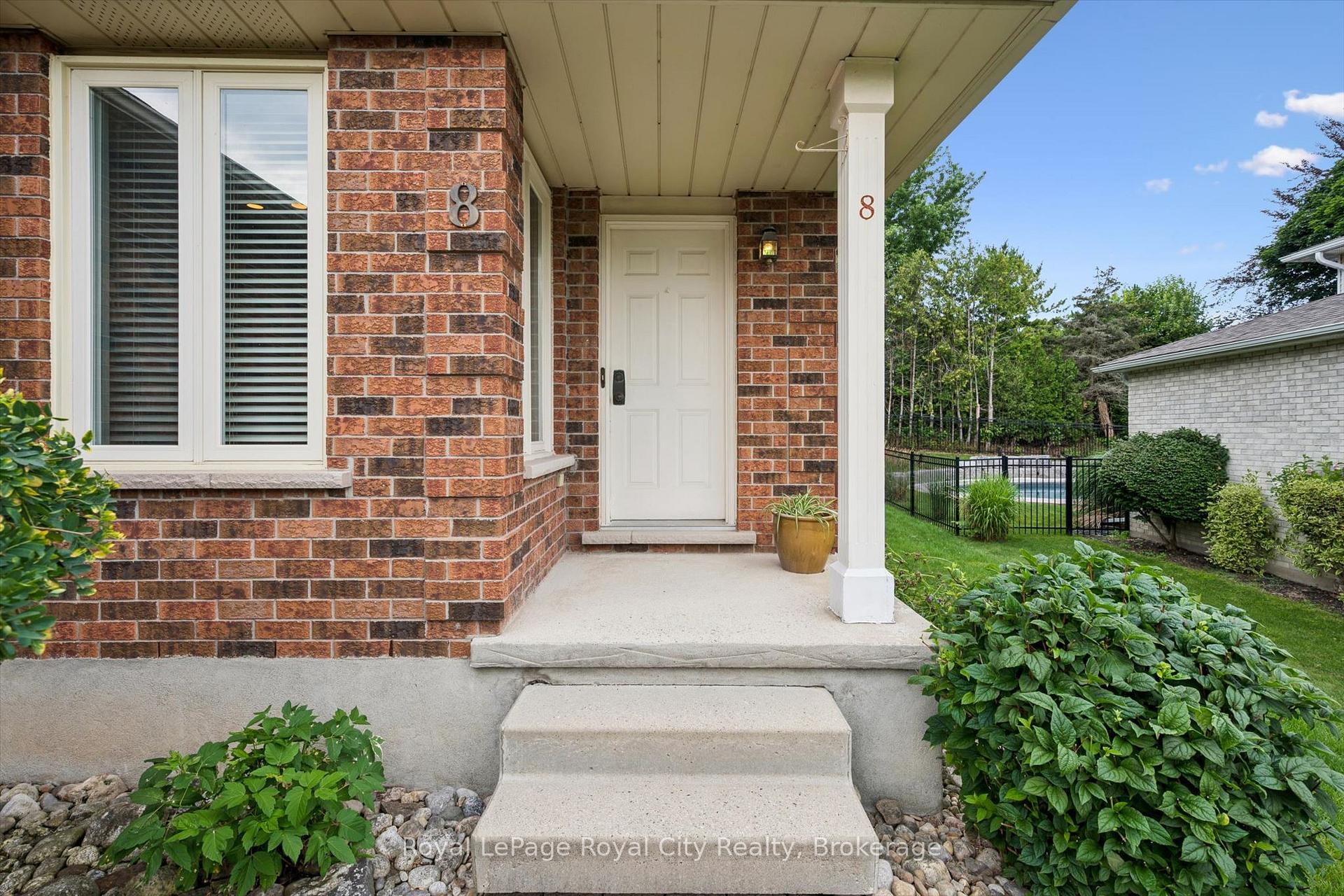 Photo 4 of 8 Mollison Court, Guelph, Kortright Hills — HOMEH