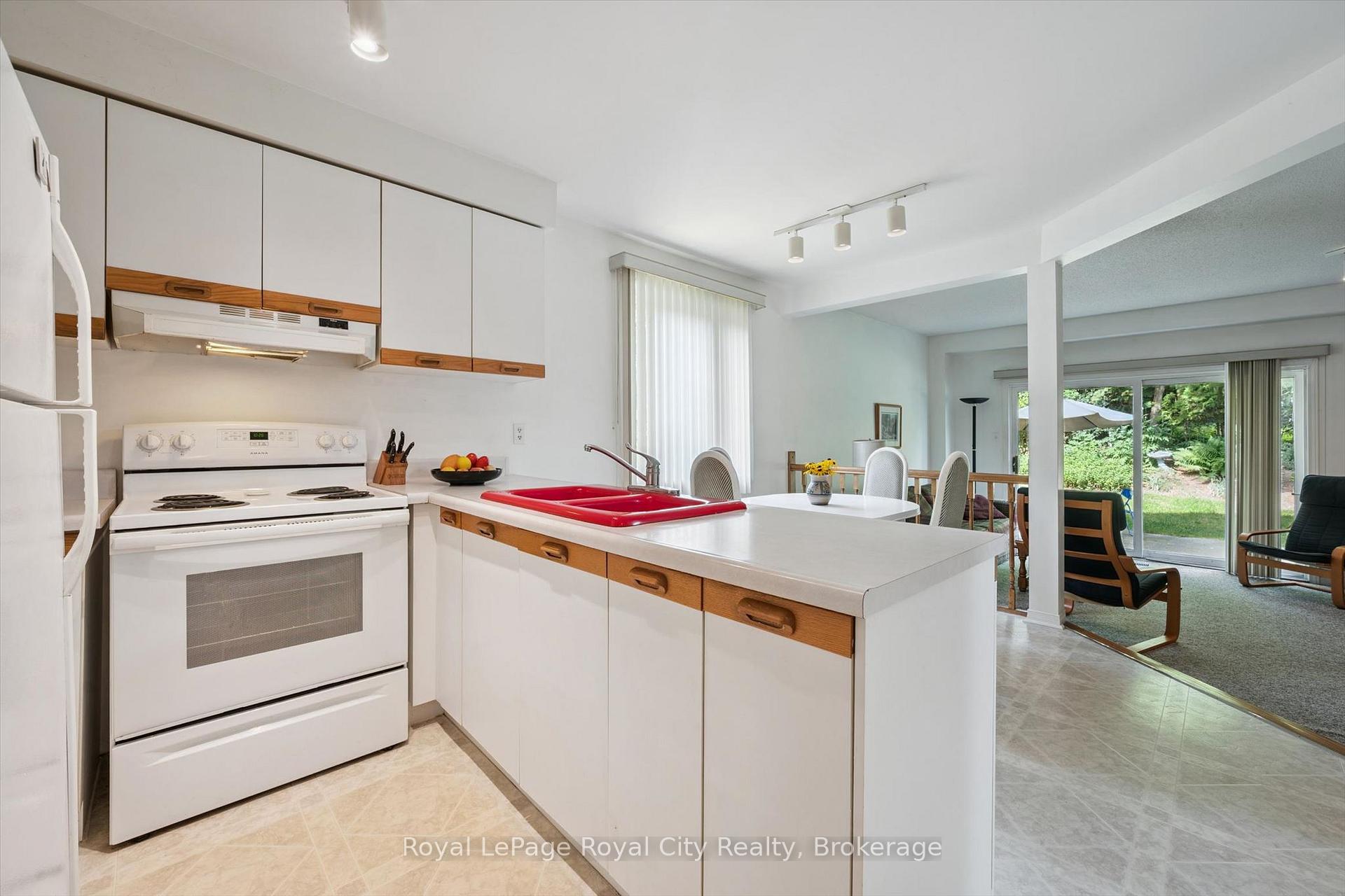 Photo 10 of 8 Mollison Court, Guelph, Kortright Hills — HOMEH