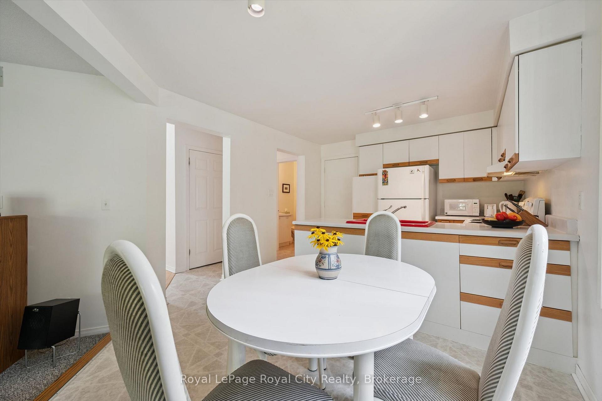 Photo 12 of 8 Mollison Court, Guelph, Kortright Hills — HOMEH