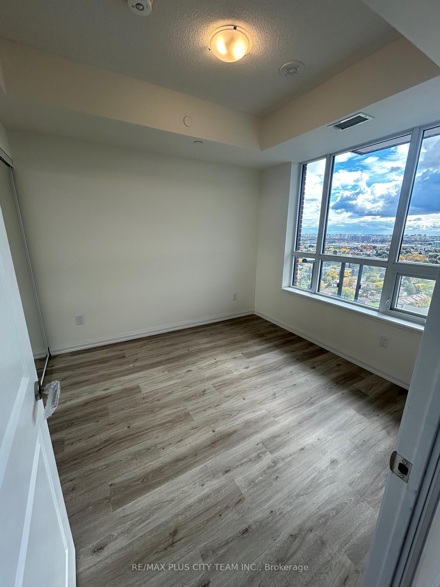 Photo 9 of Unit 2423, 3270 Sheppard Avenue E, Scarborough, Tam O'Shanter-Sullivan — HOMEH