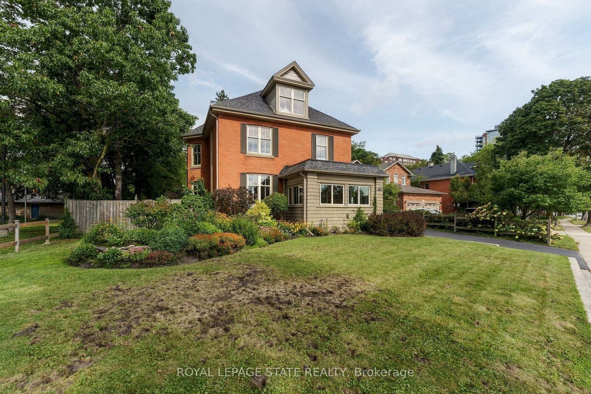 Photo 3 of 627 Maple Avenue, Burlington, Brant — HOMEH