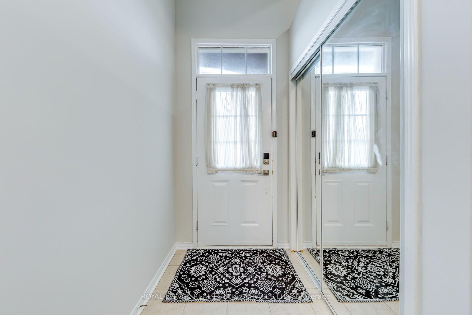Photo 3 of 2418 Adamvale Crescent, Oakville, Westmount — HOMEH