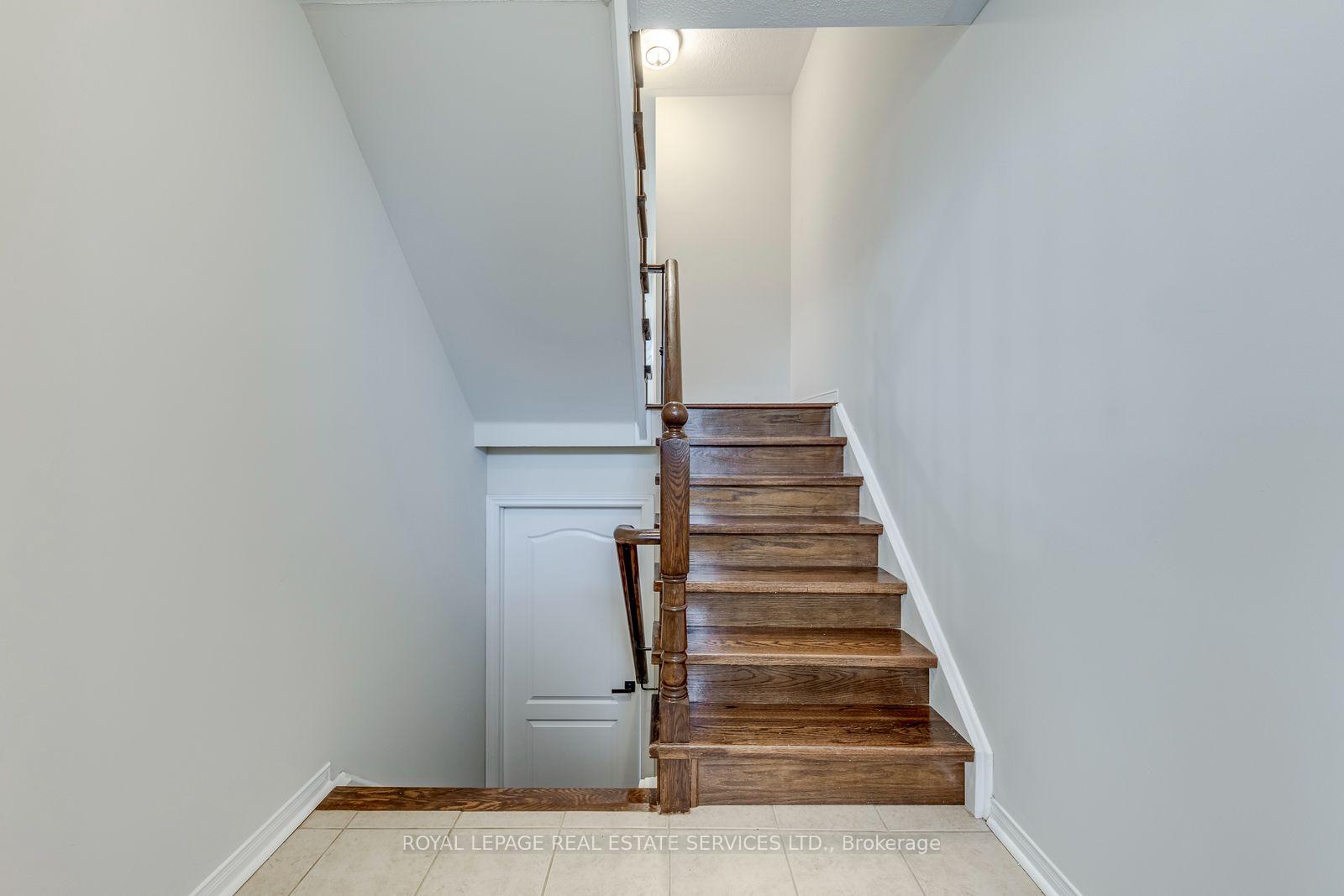 Photo 4 of 2418 Adamvale Crescent, Oakville, Westmount — HOMEH