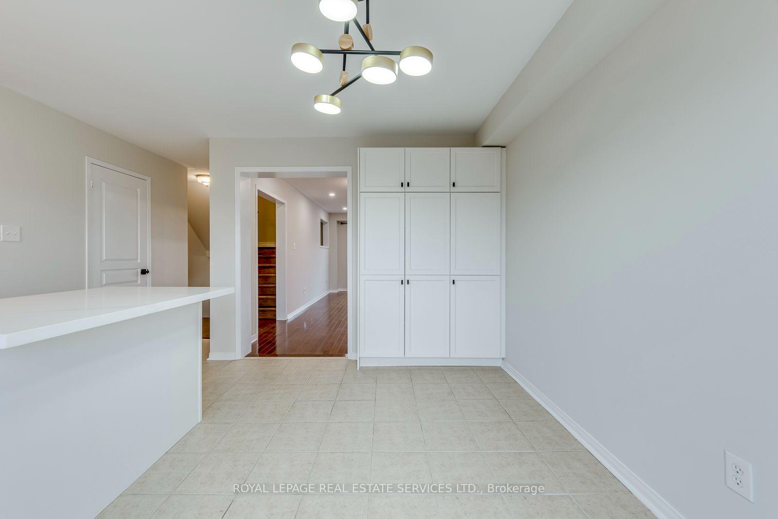Photo 12 of 2418 Adamvale Crescent, Oakville, Westmount — HOMEH