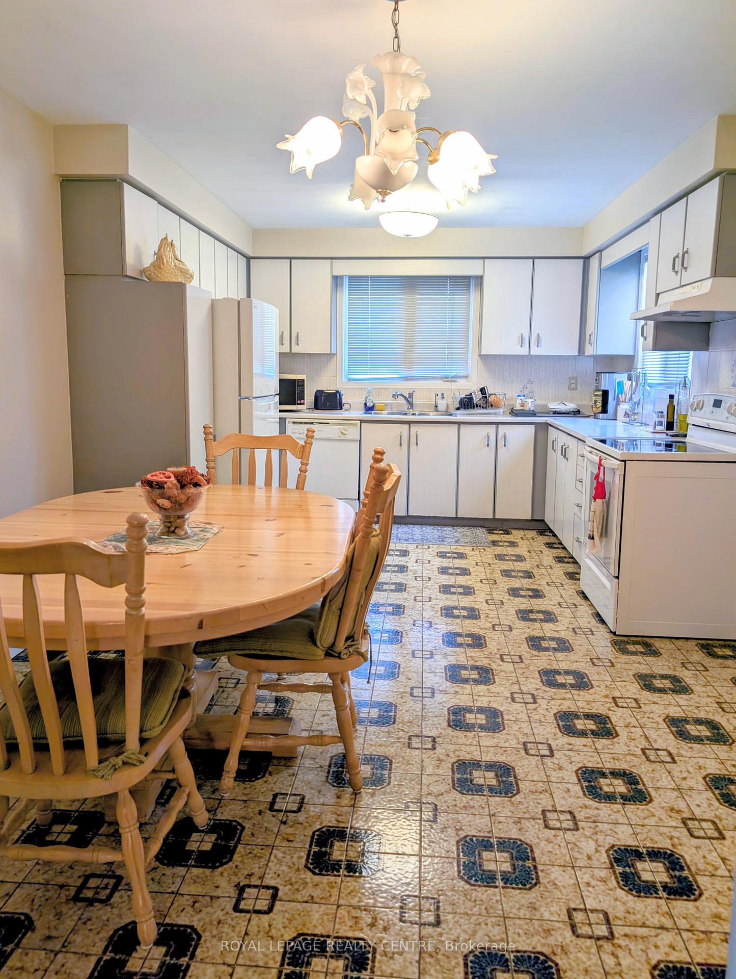 Photo 4 of 2560 Cynara Road, Mississauga, Cooksville — HOMEH