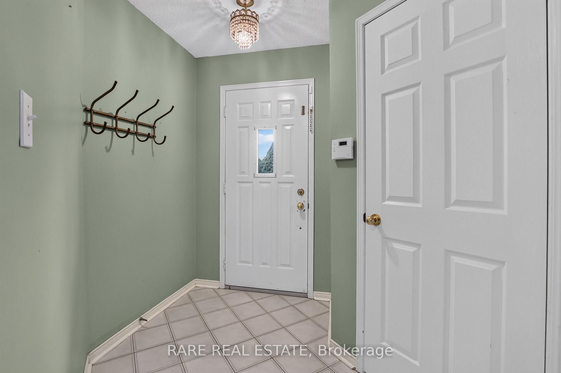 Photo 4 of 7 Longman Drive, Barrie, Northwest — HOMEH