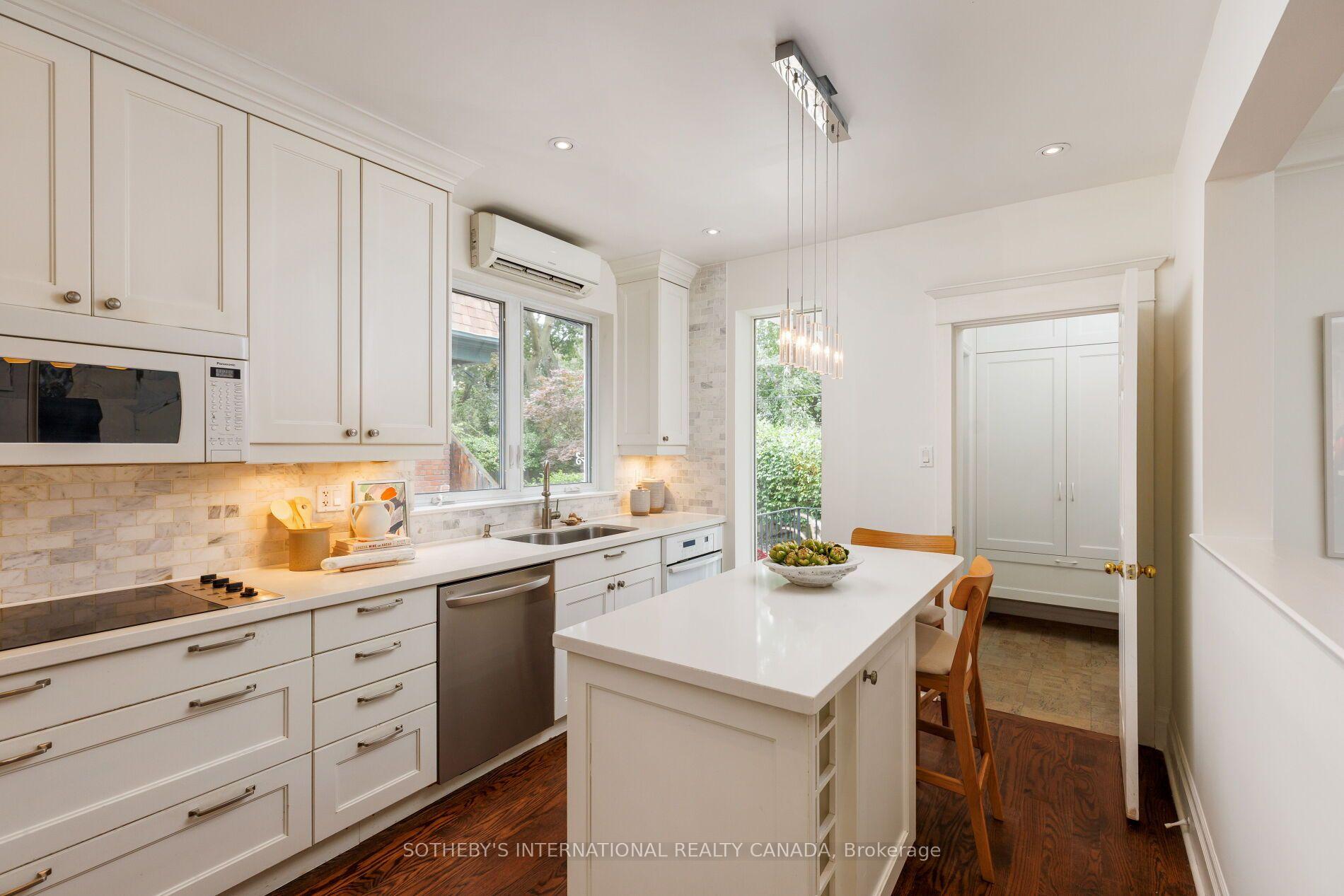 Photo 11 of 126 Hilton Avenue, Toronto, Casa Loma — HOMEH