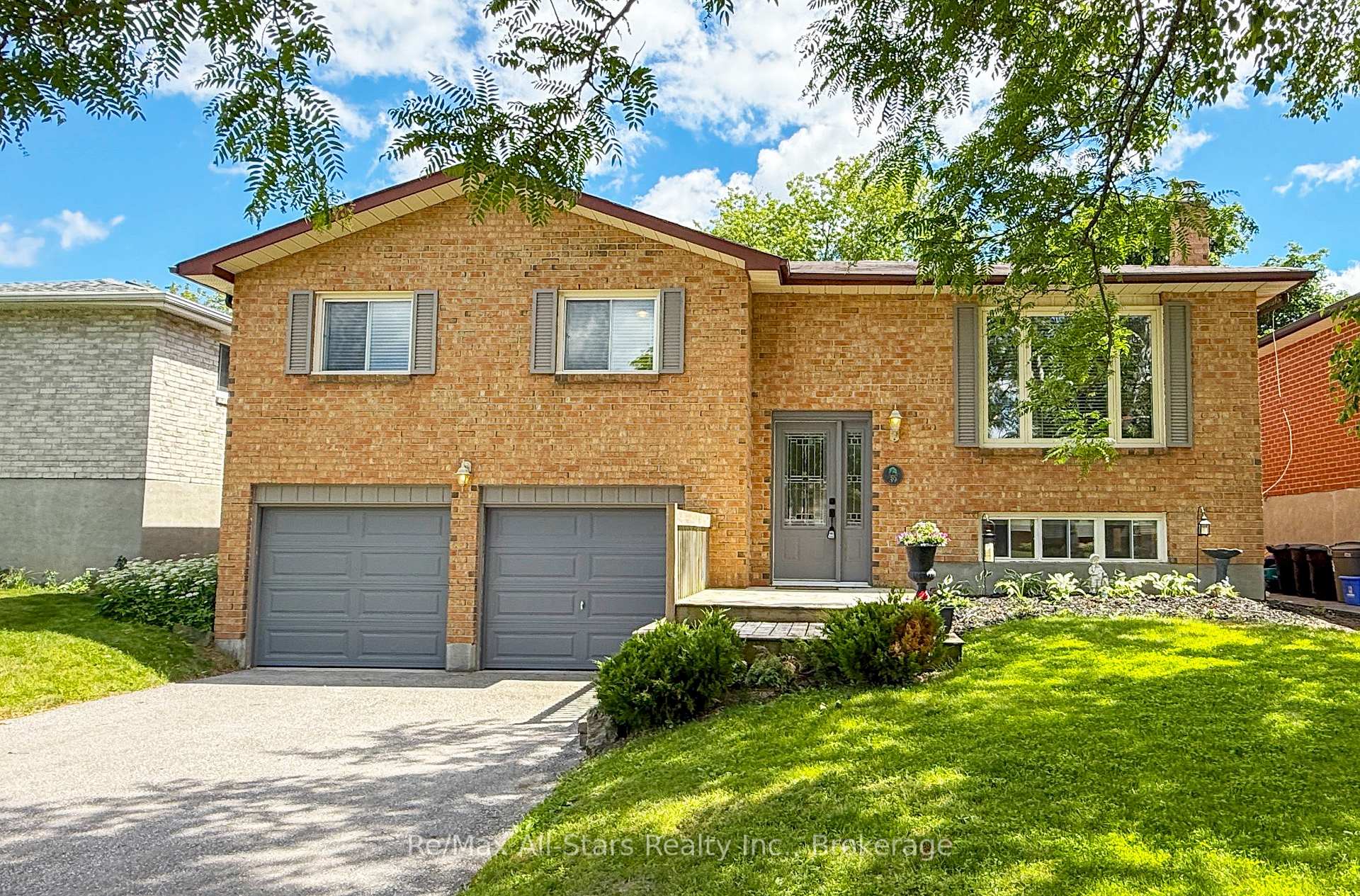 Photo of 39 Applewood Crescent