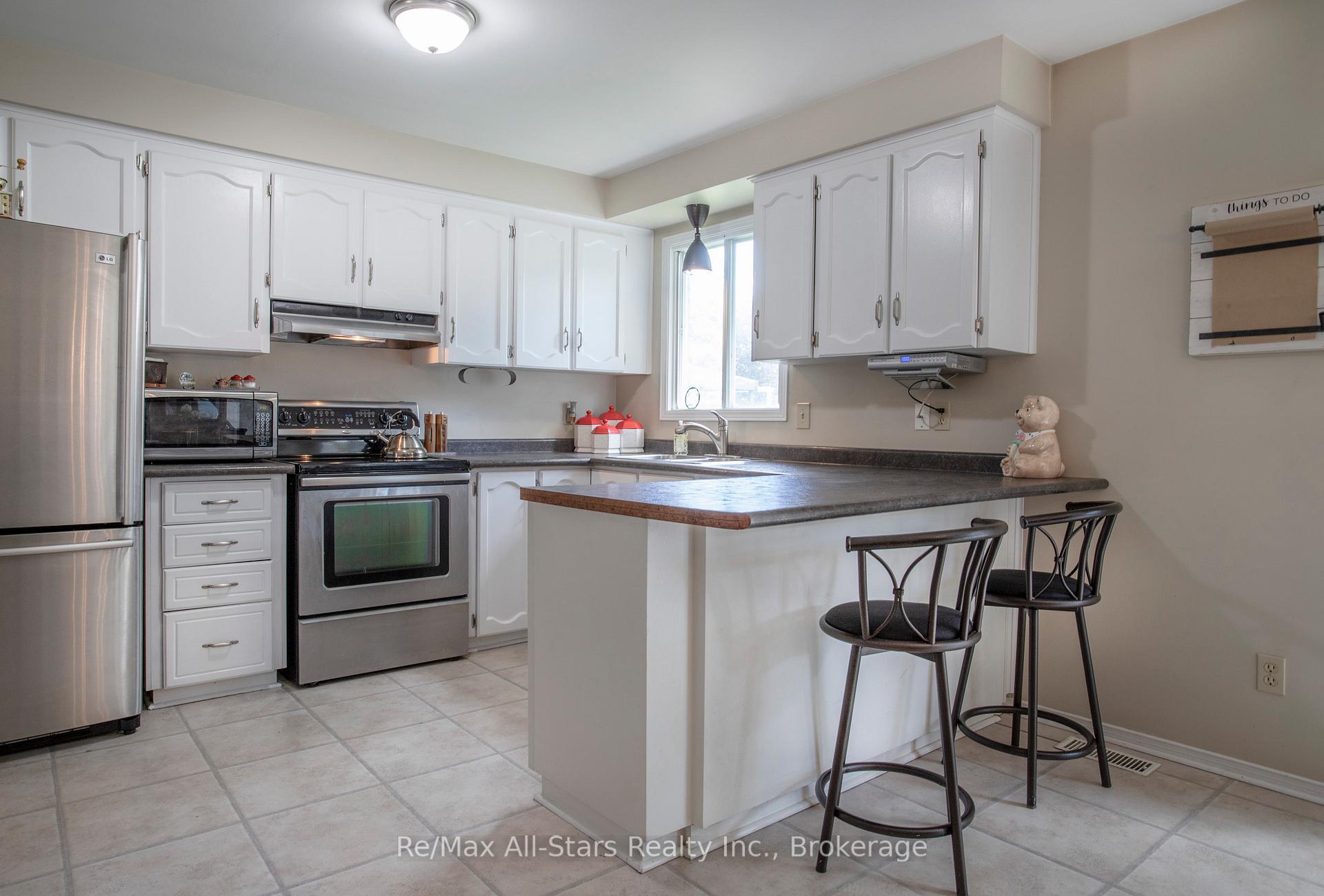 Photo 13 of 39 Applewood Crescent, Scugog, Port Perry — HOMEH
